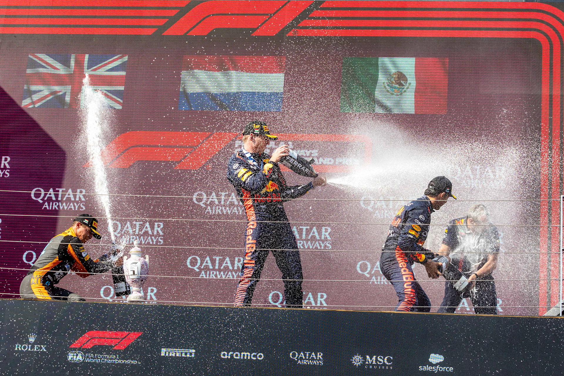 Podium in Budapest mit Max Verstappen, Lando Norris, Sergio Perez und Red Bull Chefingenieur Paul Monaghan; Formel 1 GP Budapest / Ungarn. Sonntag, 23.07.2023
