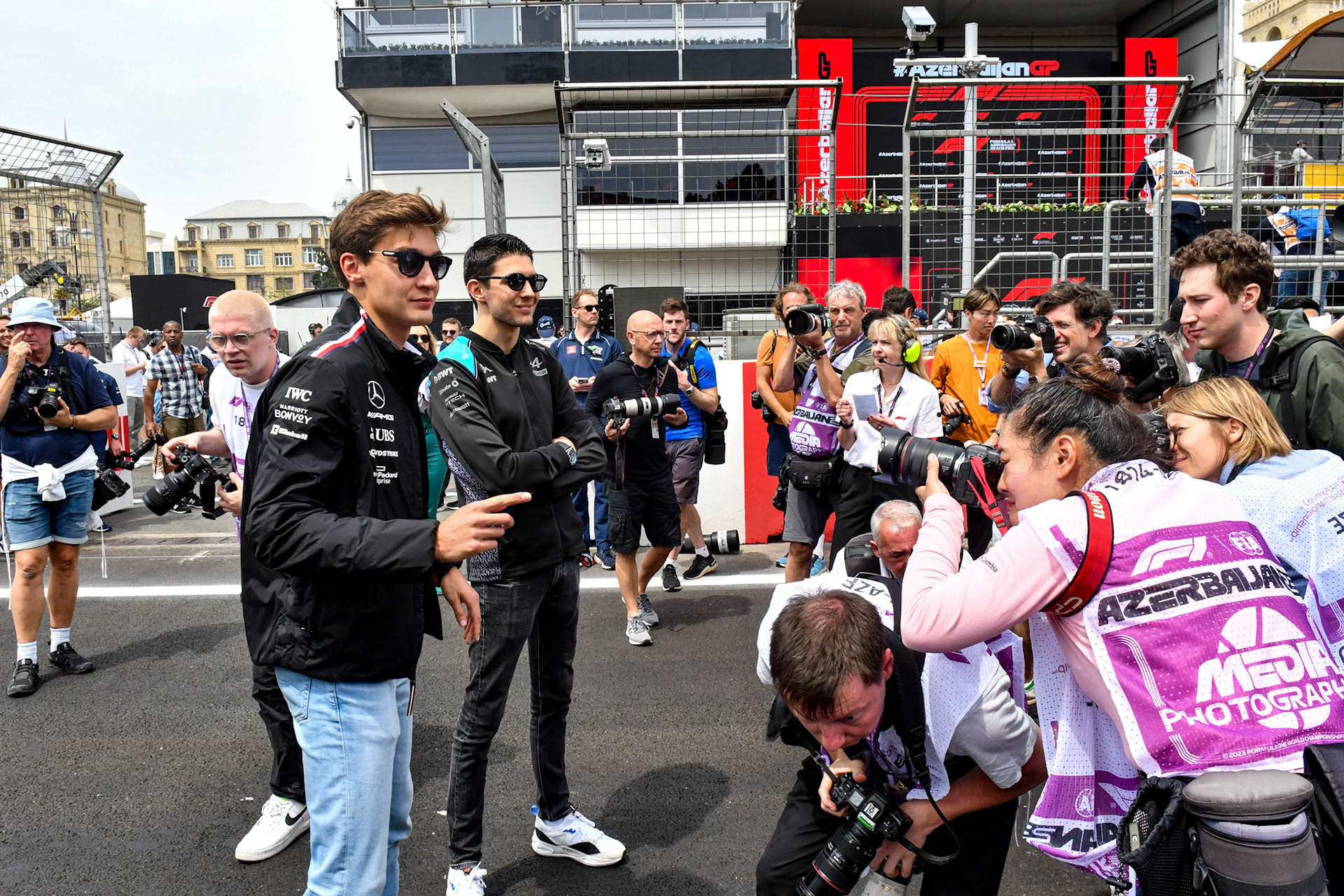 George Russell (GBR) Mercedes AMG F1 Team und Esteban Ocon (FRA) Alpine F1 Team; Formel 1 GP Baku Azerbaijan. Sonntag 30.04.2023