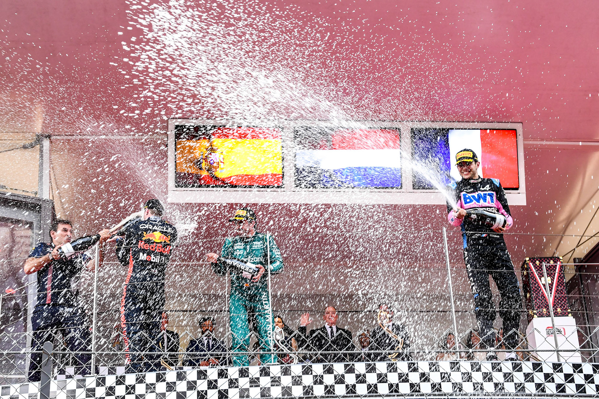 Max Verstappen (NED) Red Bull Racing, Fernando Alonso und Esteban Ocon auf dem Podium; Formel 1 GP Monaco. Sonntag 28.05.2023