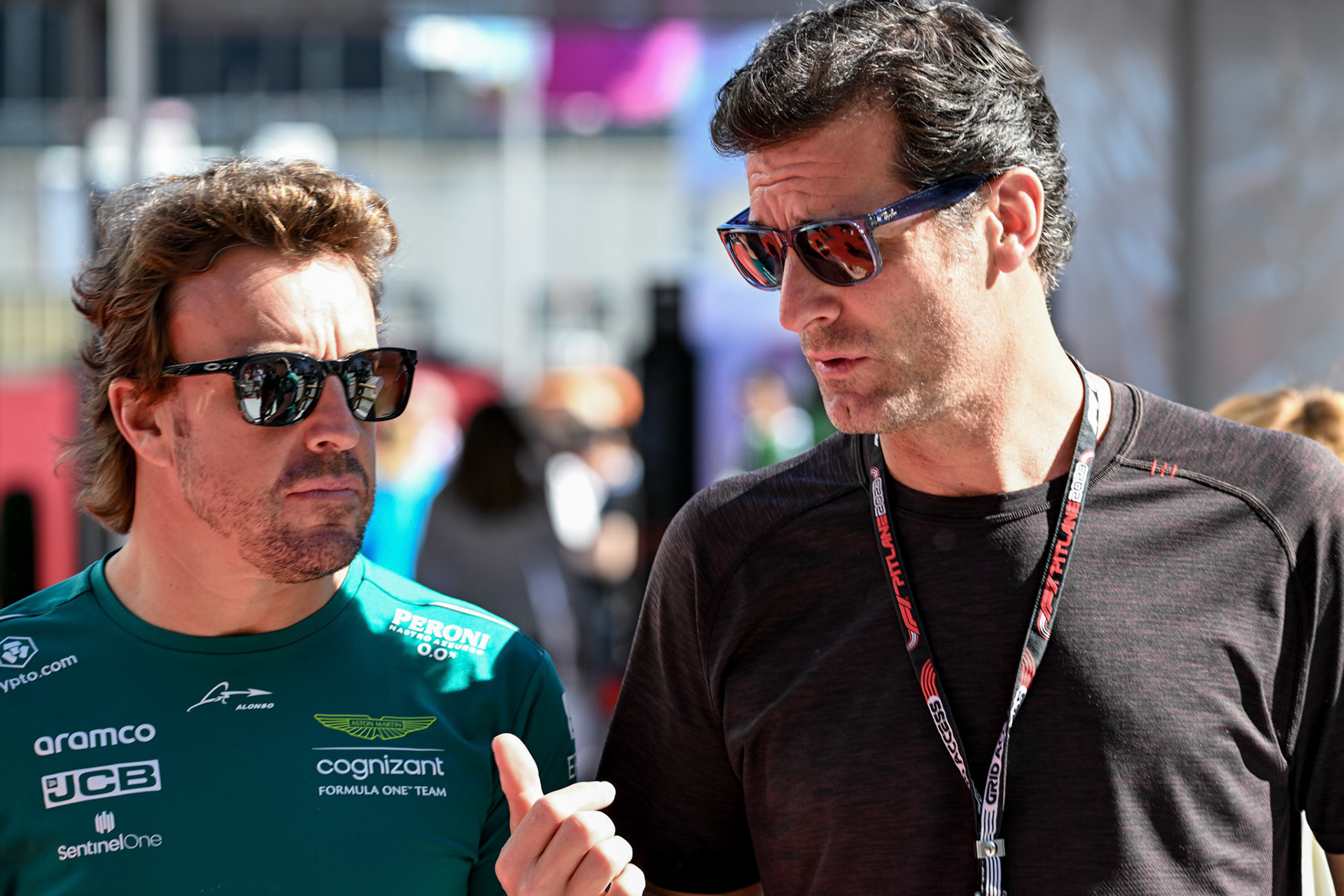 Fernando Alonso (ESP) Aston Martin Formula One Team und Mark Webber; Formel 1 GP USA Austin Texas. Freitag 20.10.2023