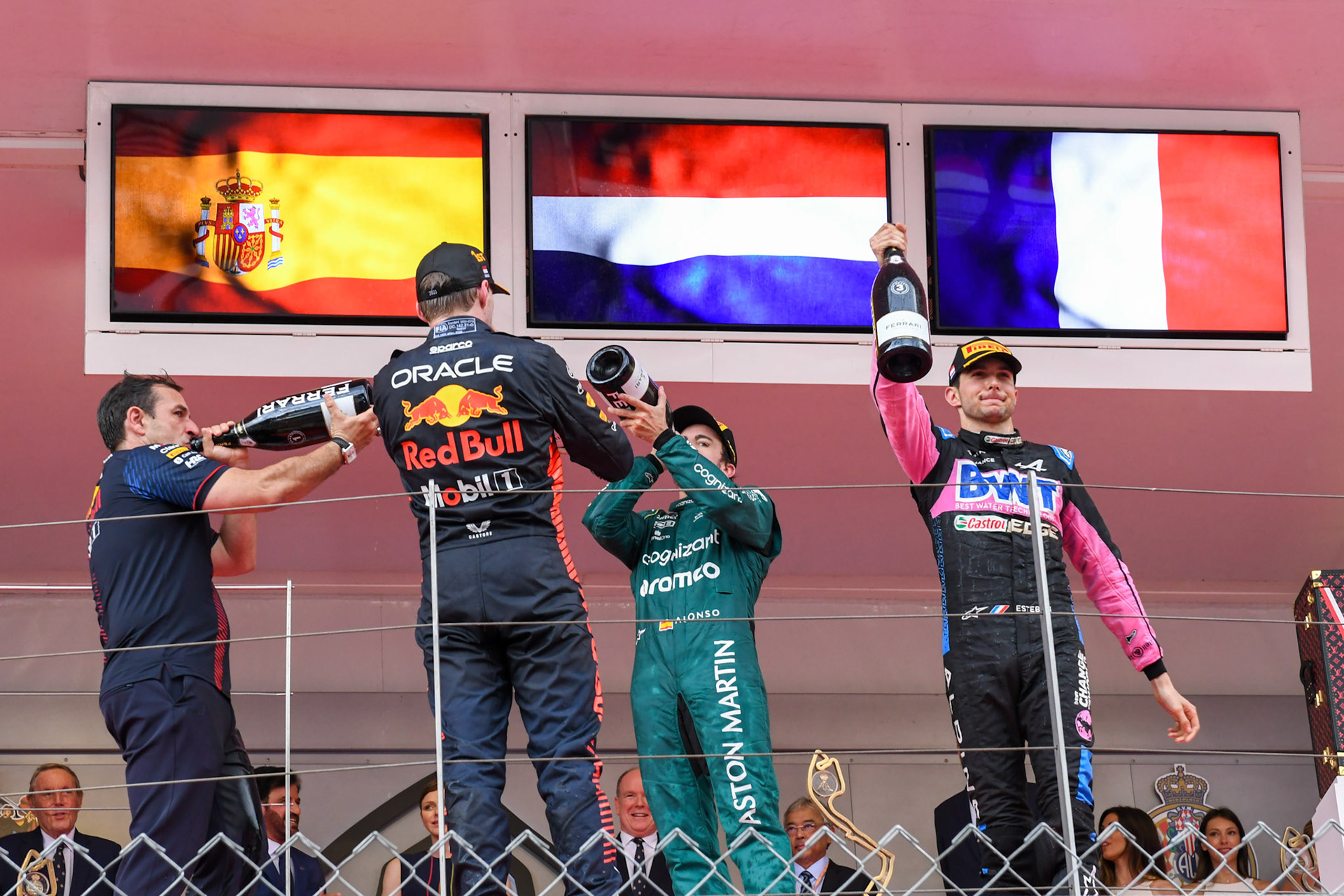 Max Verstappen (NED) Red Bull Racing, Fernando Alonso und Esteban Ocon auf dem Podium; Formel 1 GP Monaco. Sonntag 28.05.2023