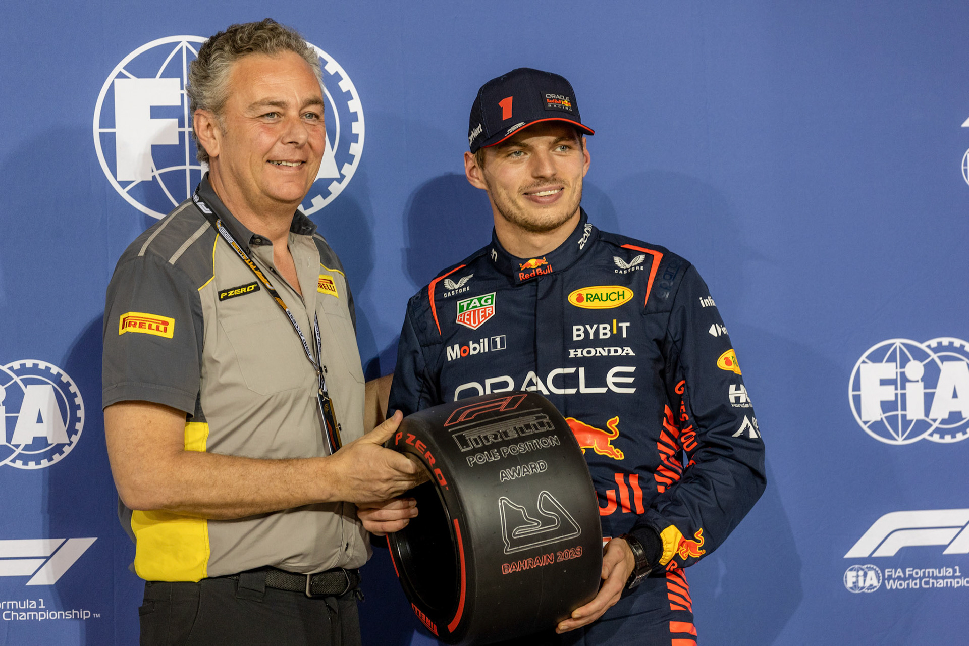 Max Verstappen (NED) Red Bull Racing, Mario Isola, Pirelli; Formel 1 GP Bahrain. Samstag 04.03.2023