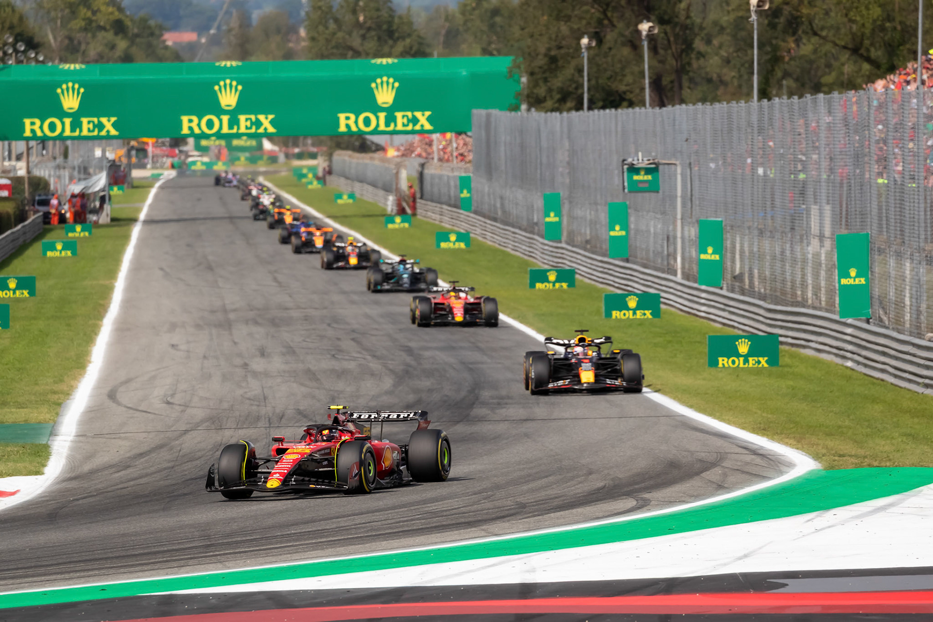 Rennstart, Carlos Sainz fuehrt das Renenn an; Formel 1 GP Italien / Monza. Sonntag, 03.09.2023