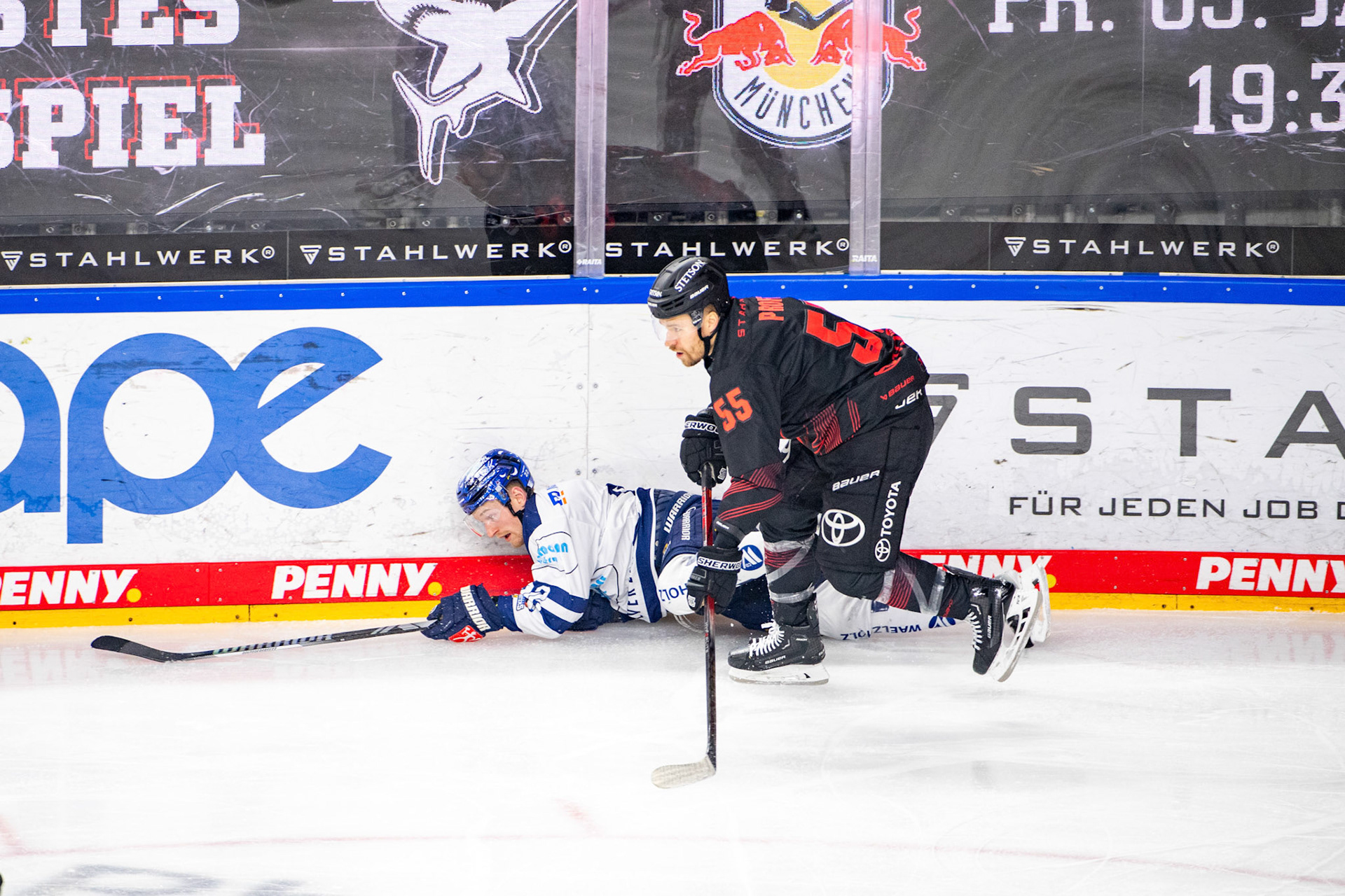 Carter Proft im Zweikampf mit John Broda; DEL Kölner Haie - Iserlohn Roosters, 02.01.2024
