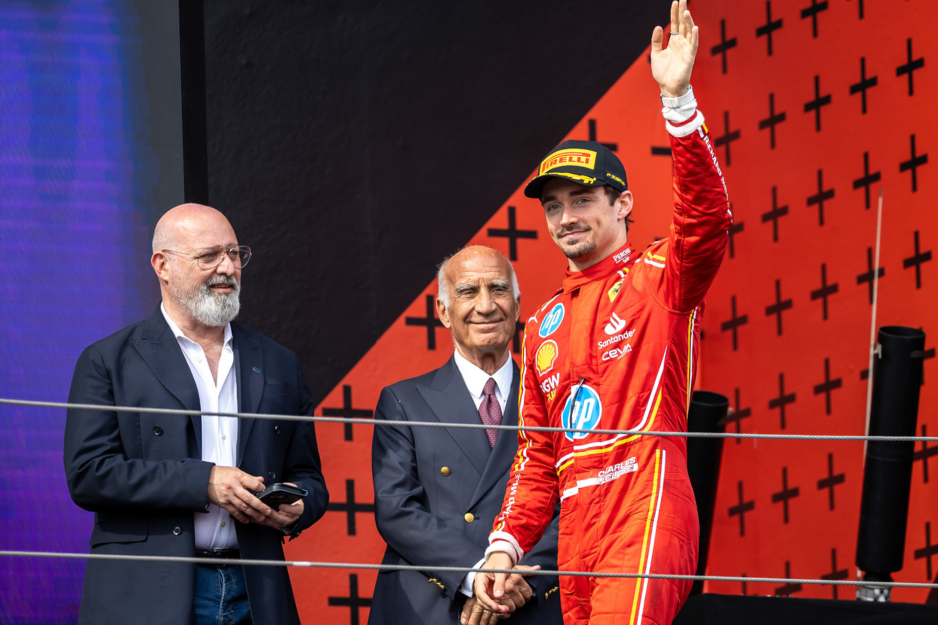 Charles Leclerc #16, Scuderia Ferrari, Angelo Sticchi Damiani auf dem Podium.; F1 GP Imola / Italien Sonntag, 19.05.2024