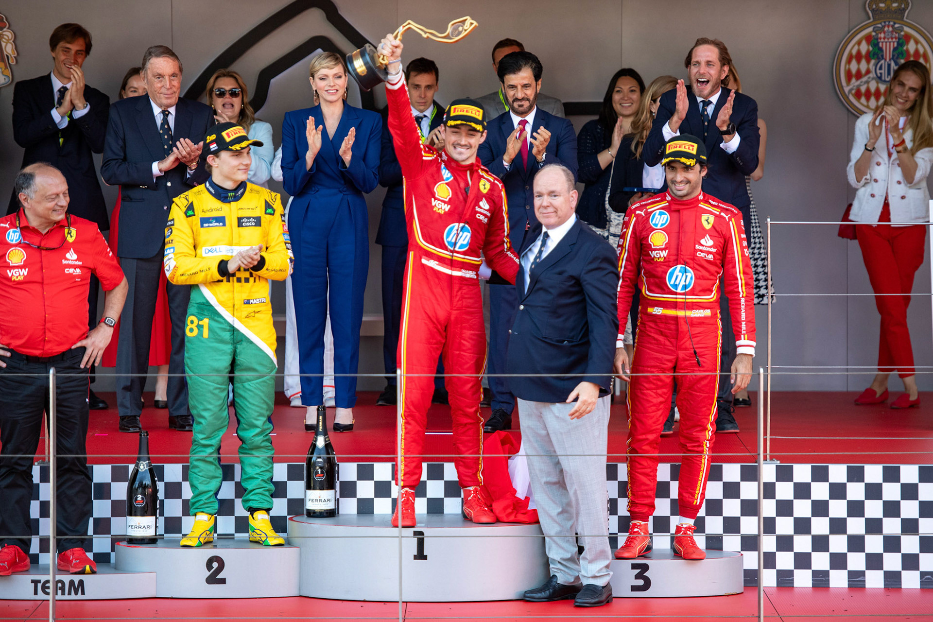 Fürst Albert II. von Monaco gratuliert Charles Leclerc #16, Scuderia Ferrari zum Sieg. Frederic Vasseur, Teamchef Scuderia Ferrari und Oscar Piastri #81, McLaren Formula 1 Team und Carlos Sainz #55, Scuderia Ferrari und Charlène von Monaco; Formel1 GP Monaco Sonntag, 26.05.2024