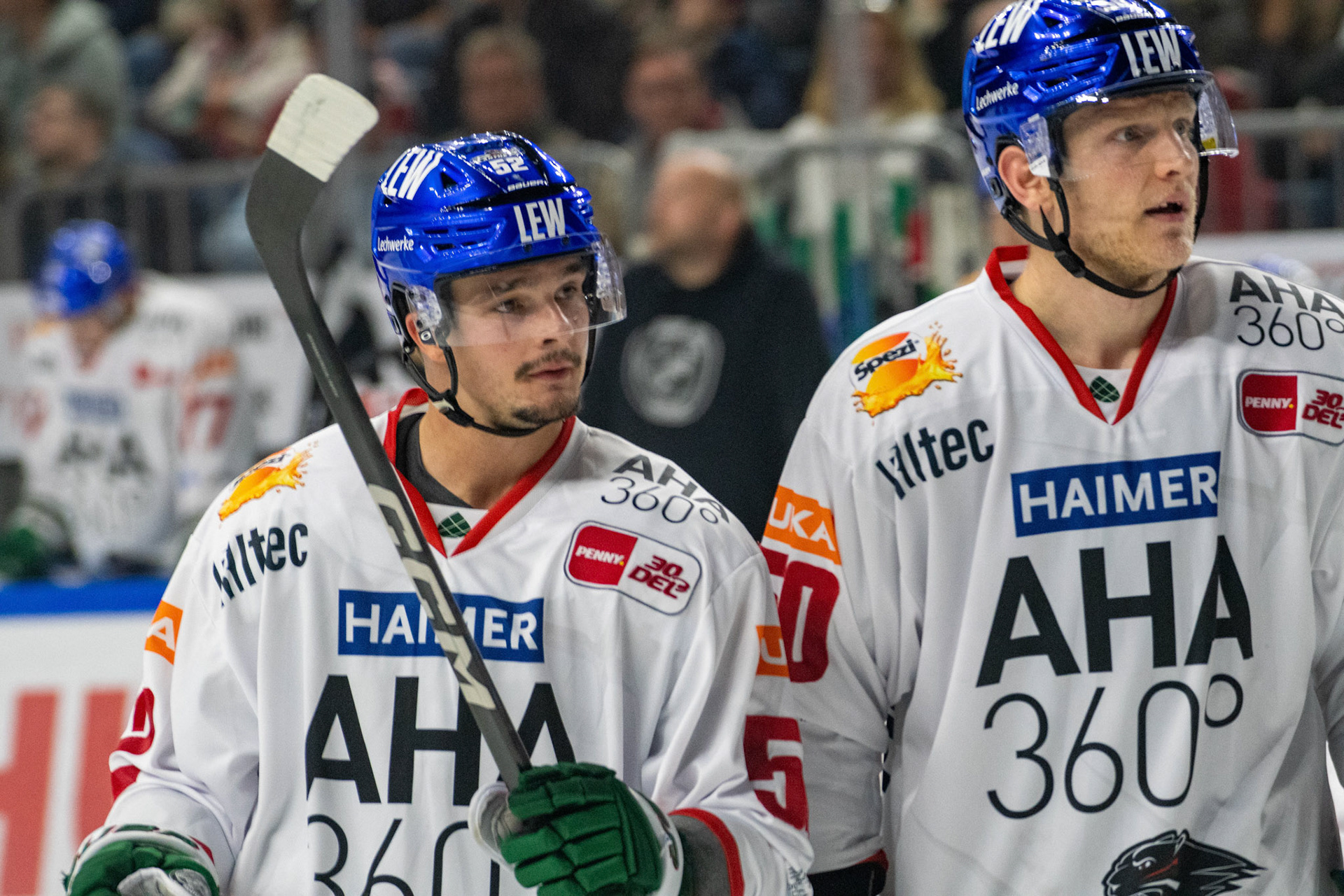 Otso Rantakari und Alexander Oblinger enttäuscht, nach der Niederlage; DEL Kölner Haie - Augsburger Panther, 03.10.2023