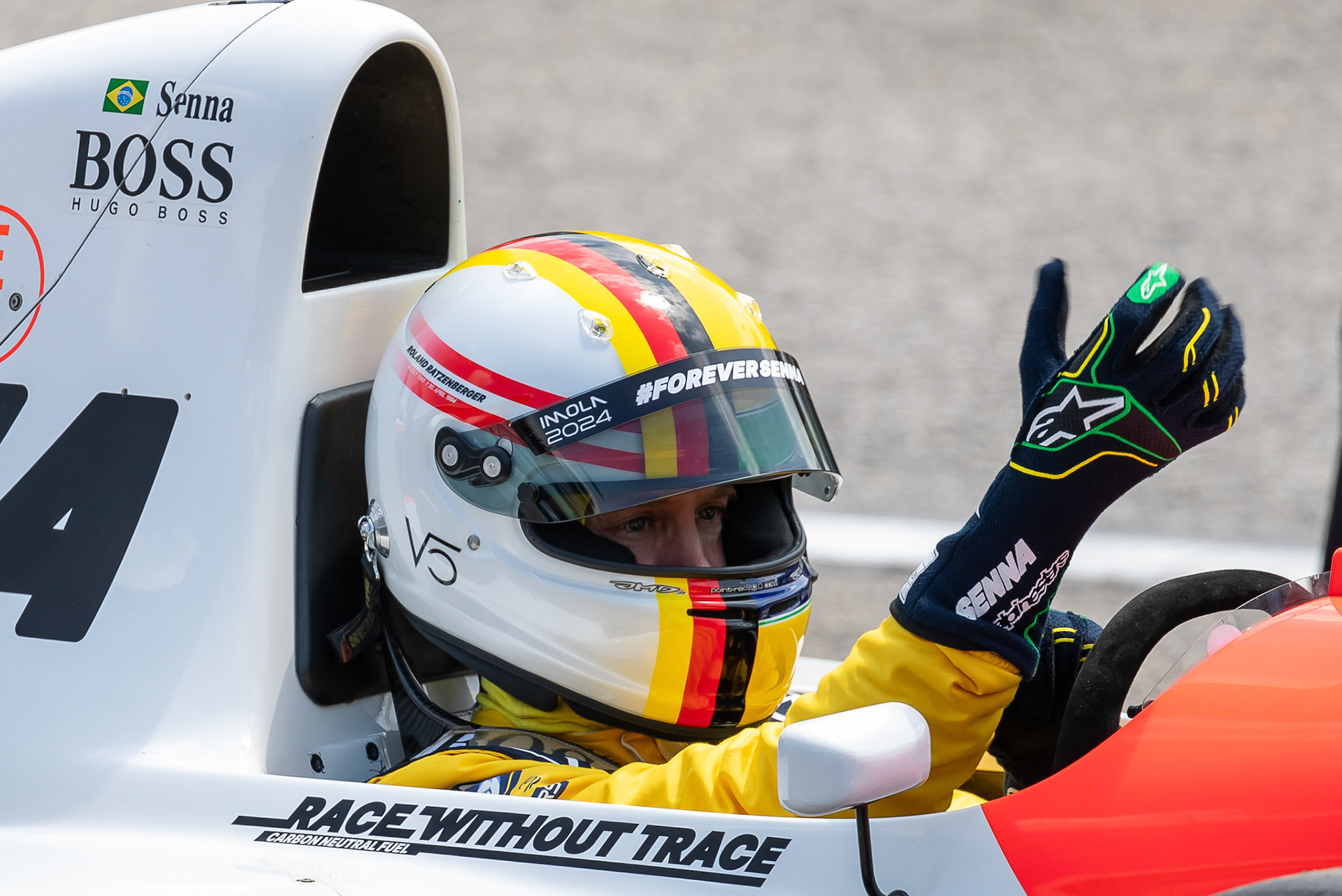 Sebastian Vettel in Ayrton Senna´s McLaren MP4/8 aus dem Jahr 1993; F1 GP Imola / Italien Sonntag, 19.05.2024