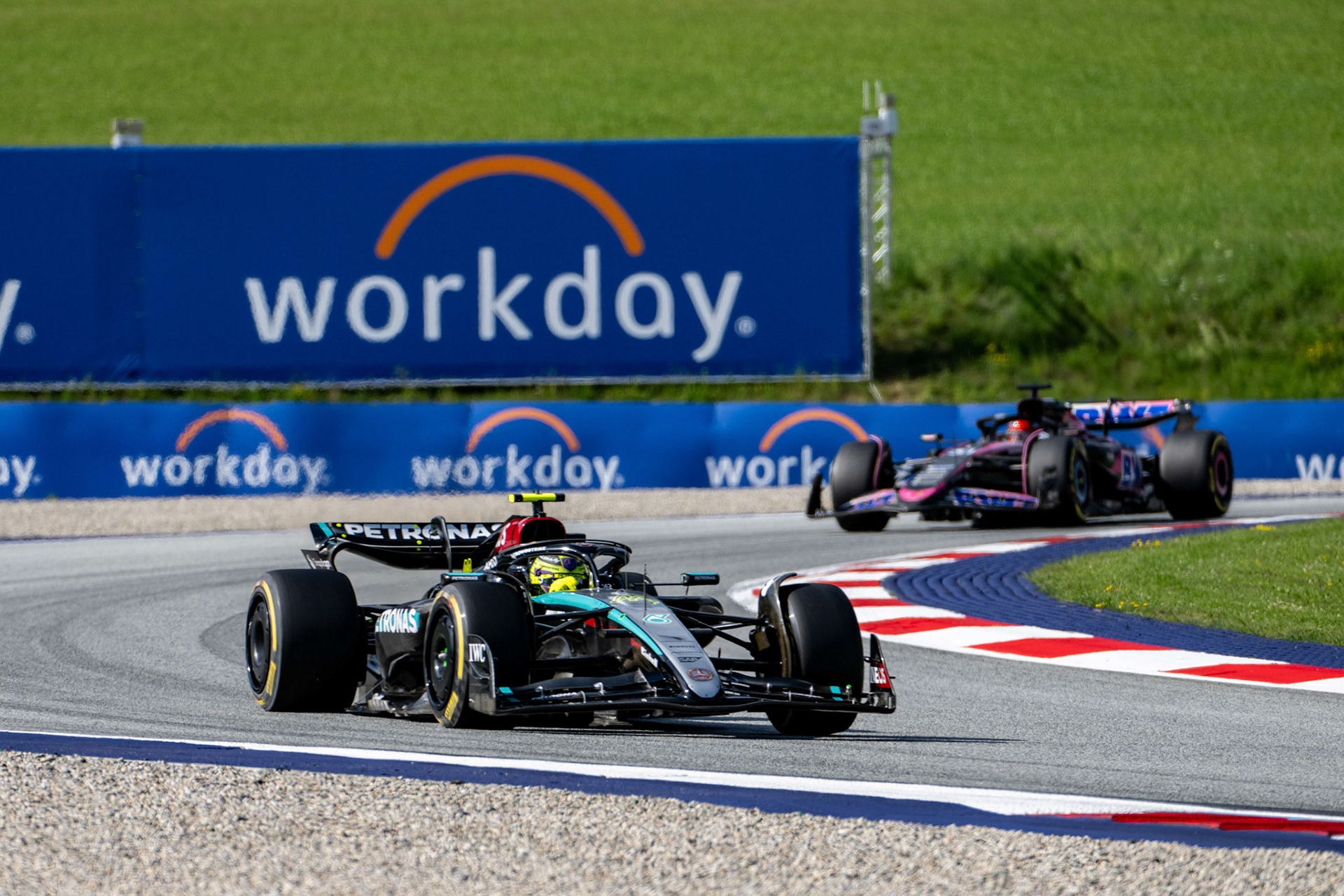 Lewis Hamilton #44, Mercedes-AMG Petronas F1 Team und Esteban Ocon #31, BWT Alpine F1 Team;Formel 1 GP Austria / Österreich. Freitag, 28.06.2024