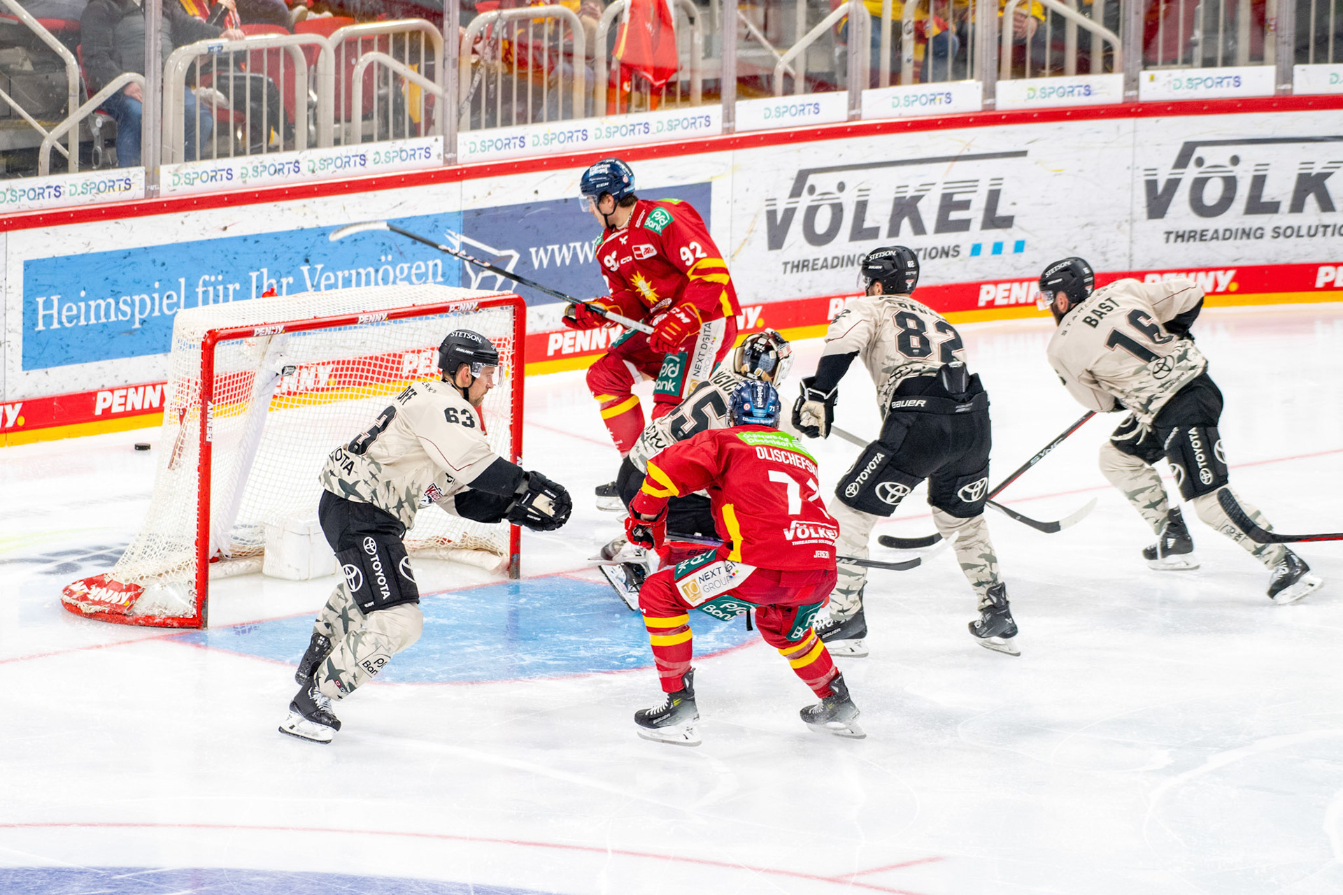 Düsseldorfer EG beim Torschuss; DEL Düsseldorfer EG - Kölner Haie, 25.02.2024