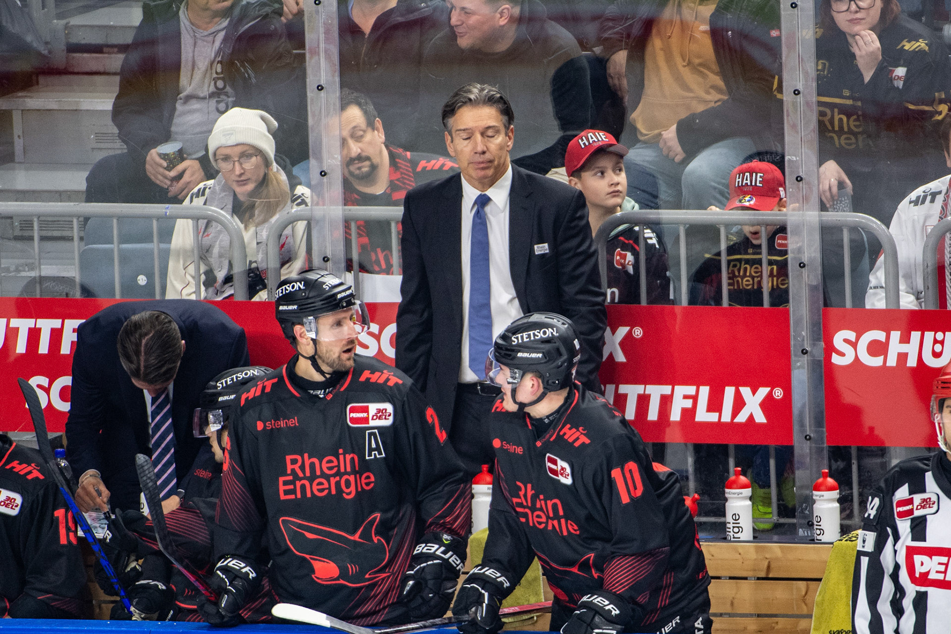 David Mcintyre, Justin Schuetz und Coach Uwe Krupp; DEL Kölner Haie - Iserlohn Roosters, 02.01.2024