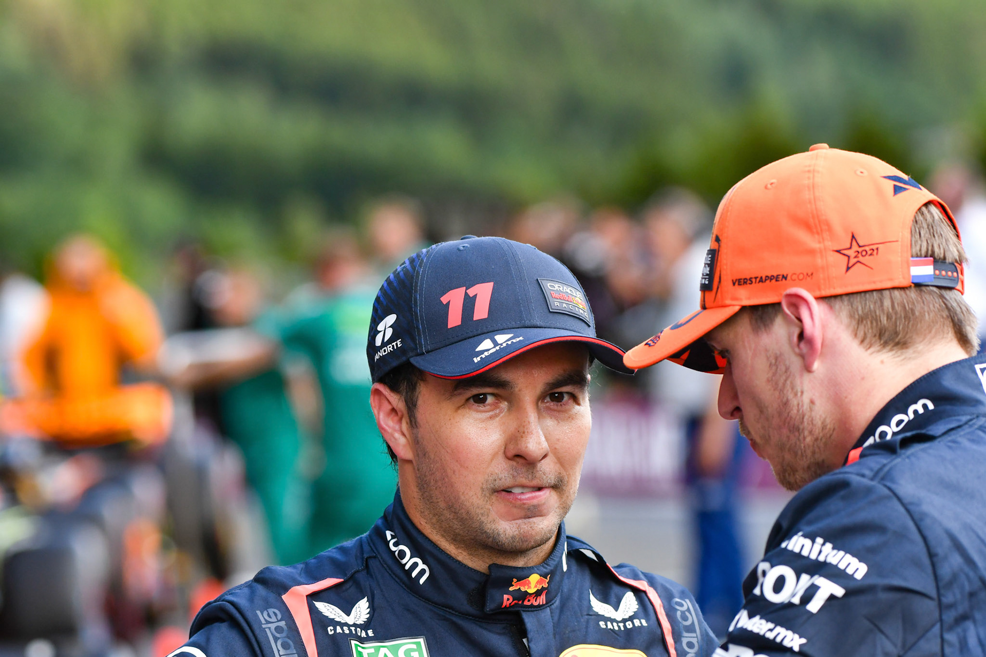 Max Verstappen und Sergio Perez diskutieren miteinander;Formel 1 GP Spa Francorchamps/ Belgien. Freitag, 28.07.2023