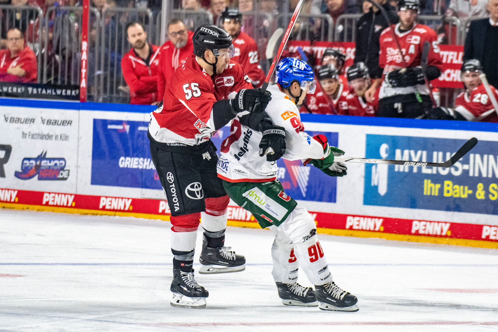 Carter Proft im Zweikampf mit Jerome Flaake; DEL Kölner Haie - Augsburger Panther, 03.10.2023