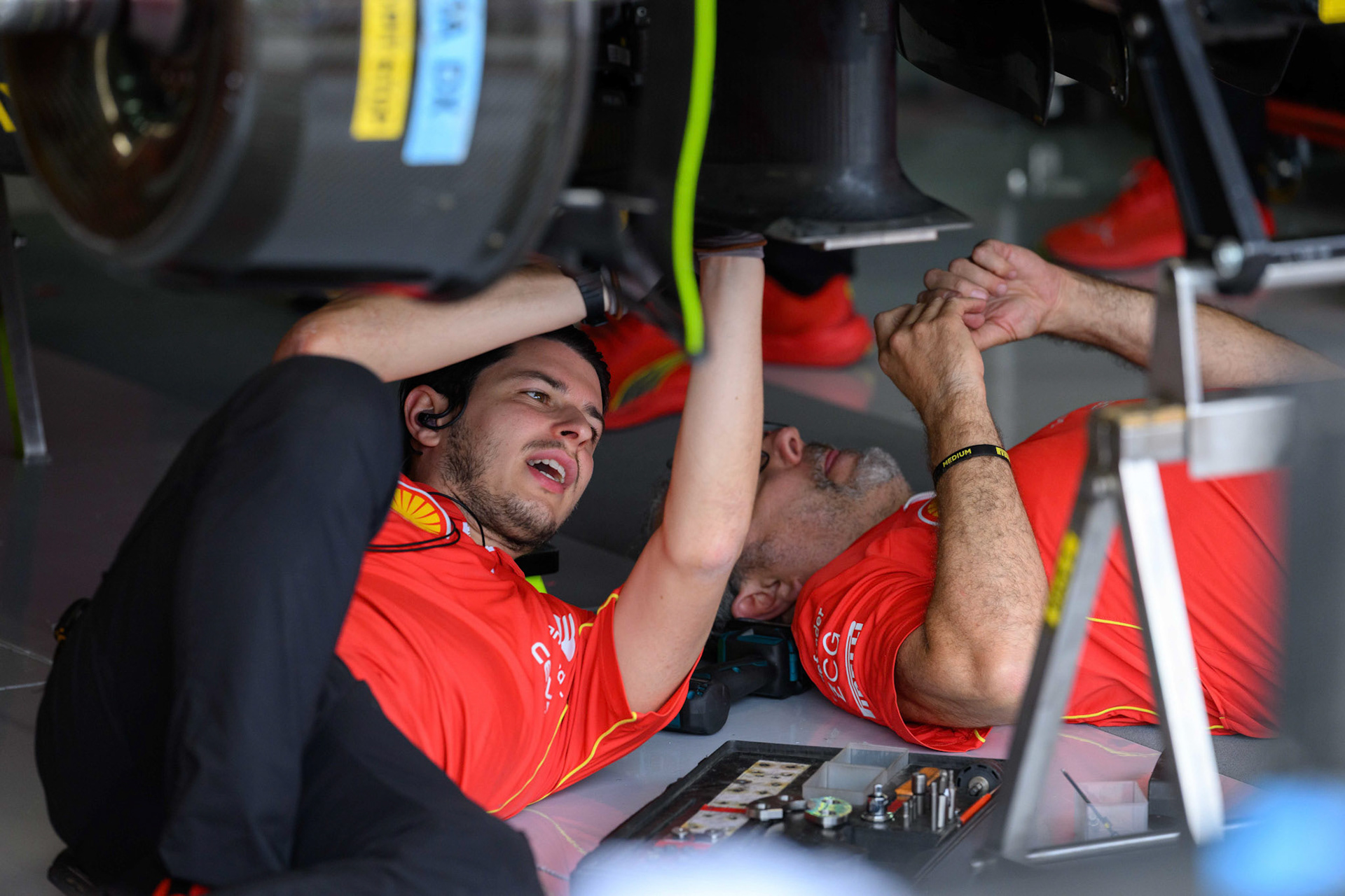 Scuderia Ferrari Mechaniker bereiten das Auto vor; F1 GP Imola / Italien Donnerstag, 16.05.2024