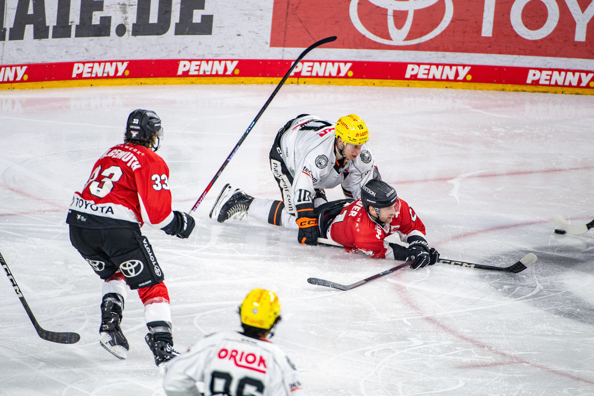 Marc Olver und Simon Gnyp gehen zu Boden. ; DEL Kölner Haie - Frankfurter Löwen, 16.02.2024