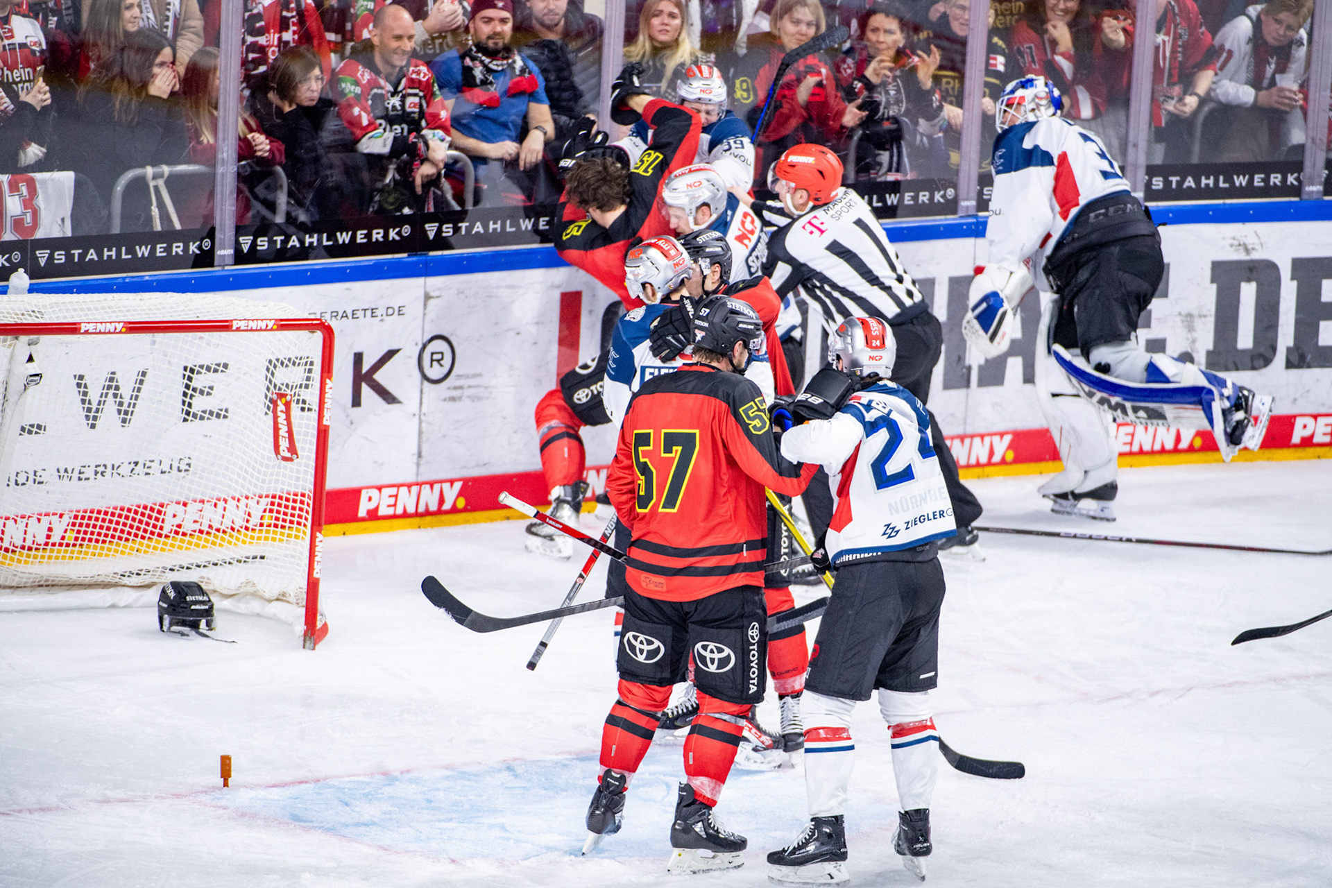 Koelner Haie eine Meinungsverschiedenheit; DEL Kölner Haie - Nürnberg Ice Tigers, 17.12.2023