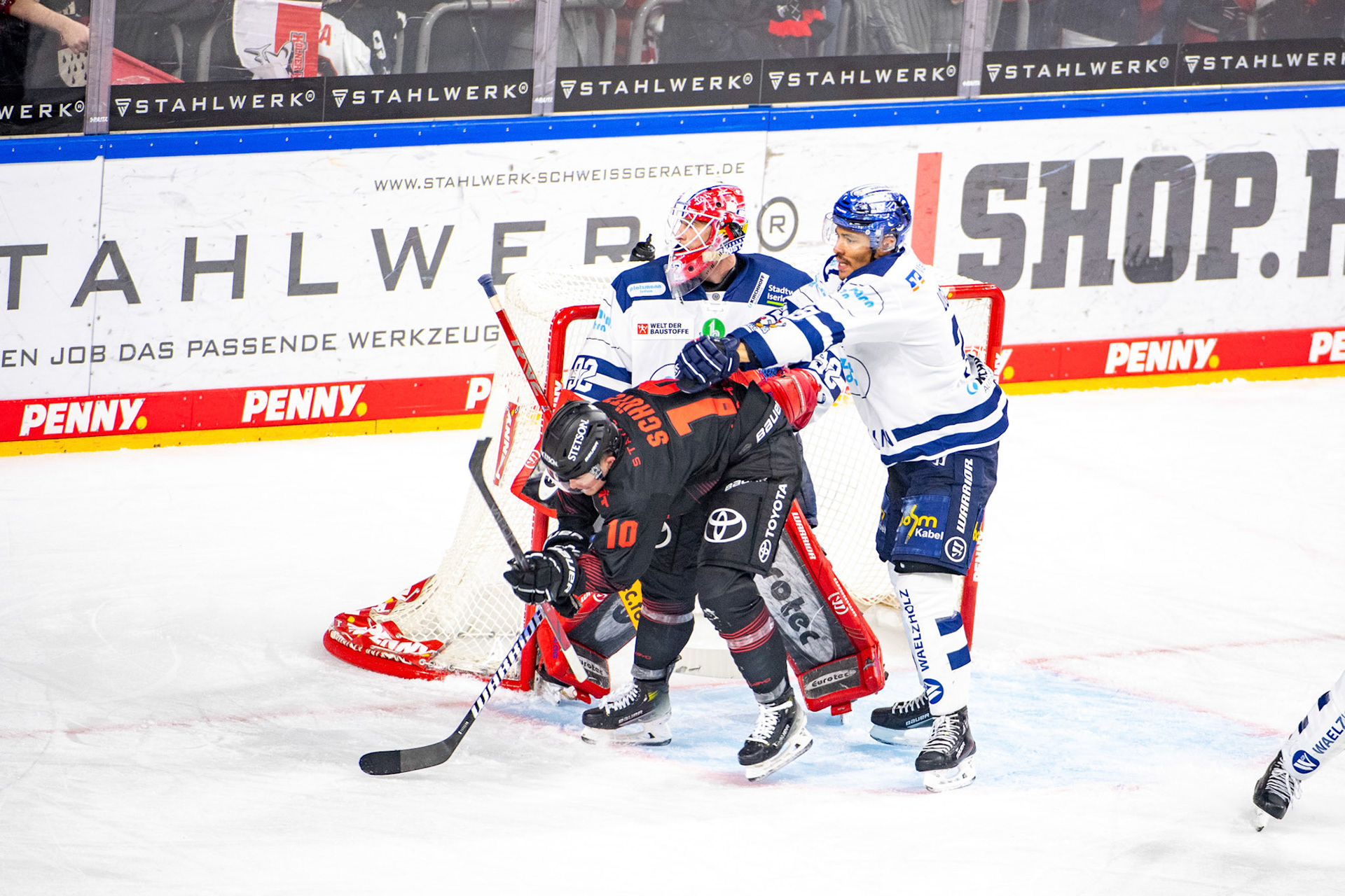 Justin Schuetz, Andreas Jenike; DEL Kölner Haie - Iserlohn Roosters, 02.01.2024