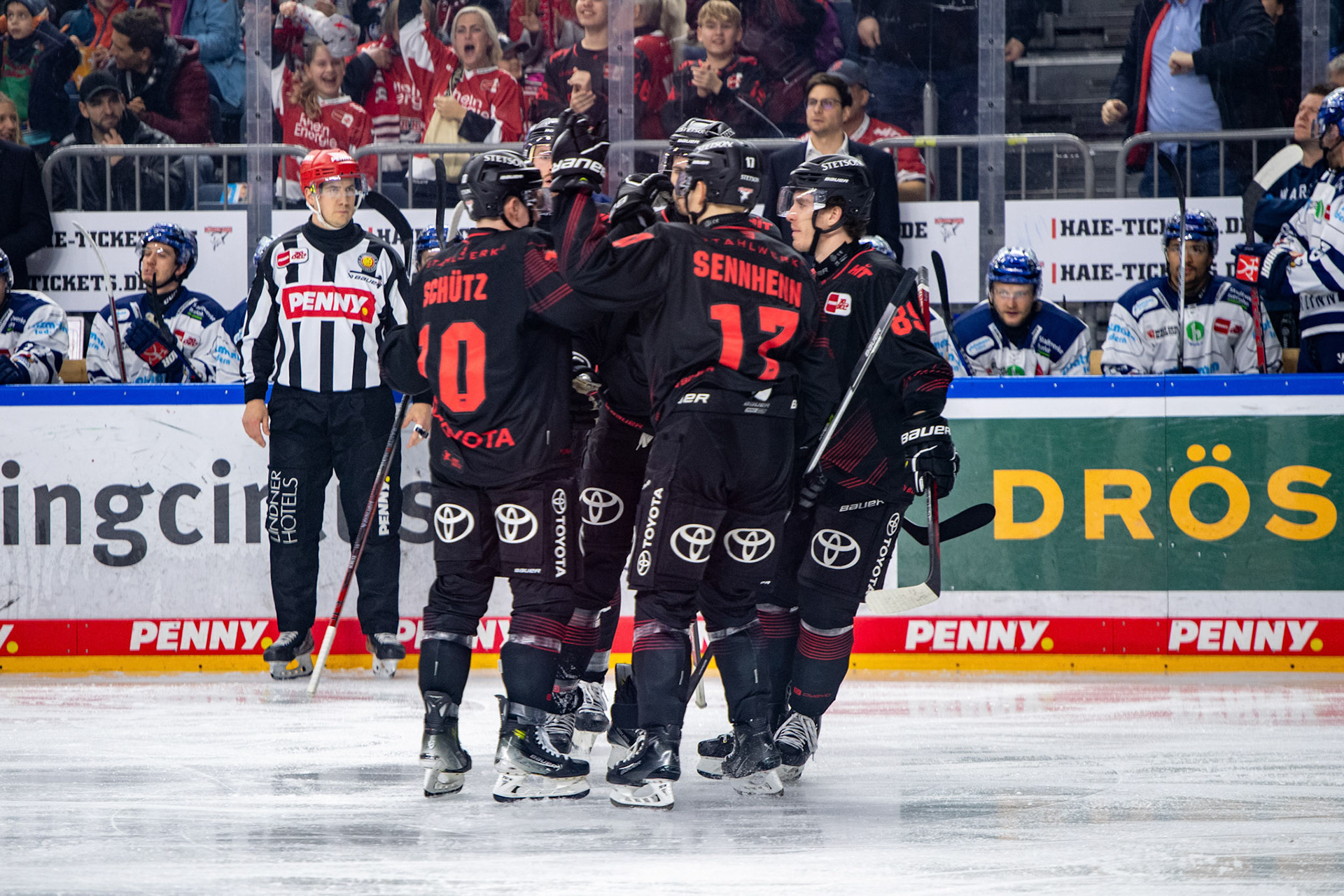 Jan Luca Sennhenn, Justin Schuetz und Gregor Macleod beim Torjubel; DEL Kölner Haie - Iserlohn Roosters, 02.01.2024
