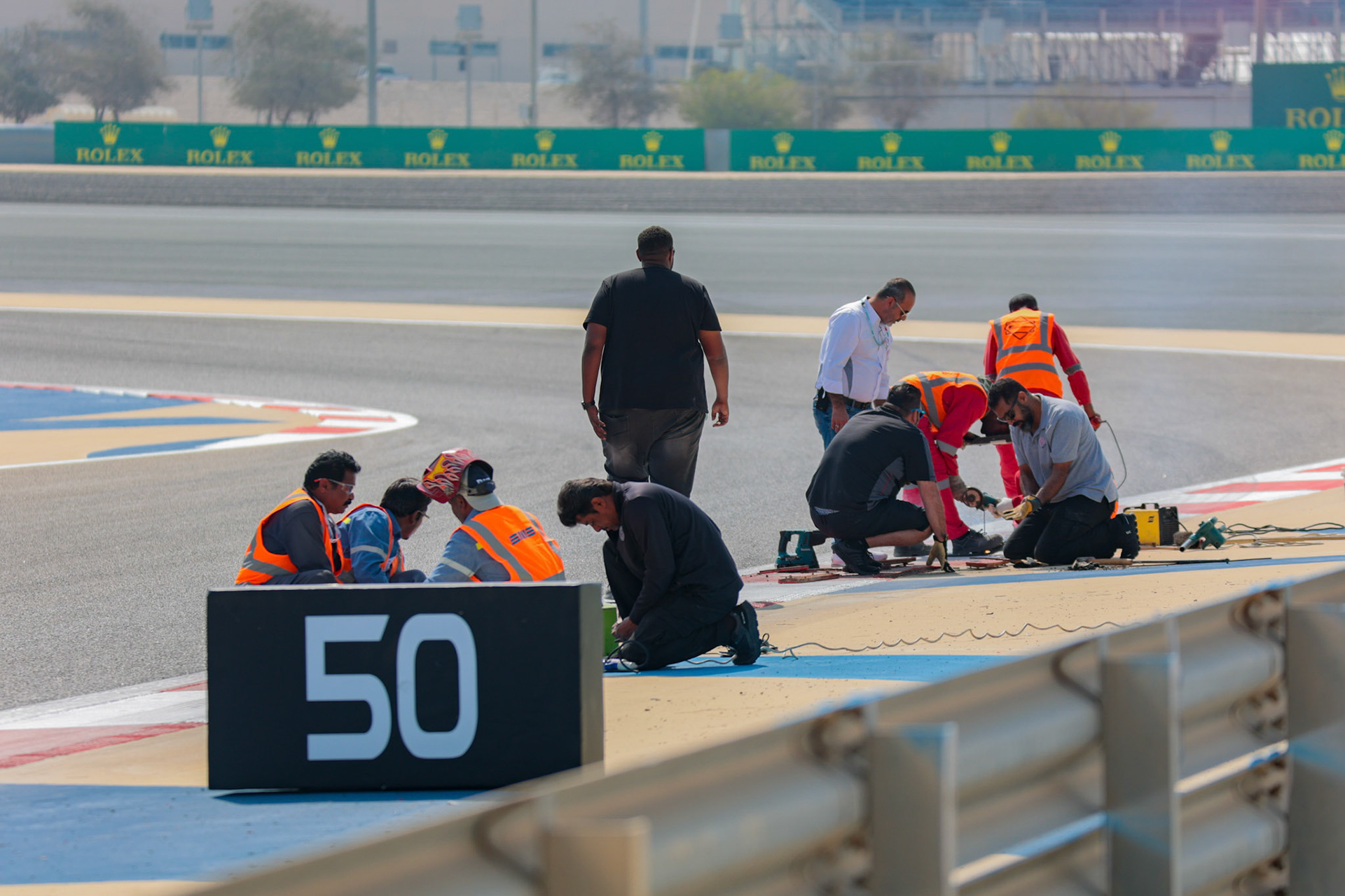 Streckenreparatur in Bahrain; Formel 1 Pre-Season Tests Bahrain. Freitag, 23.02.2024