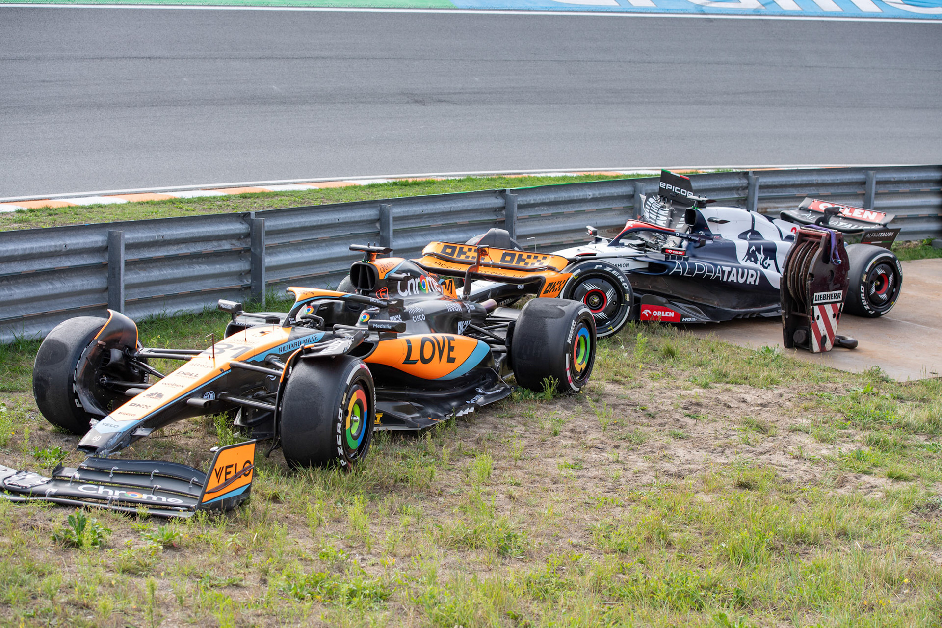 Unfall zwischen Daniel Ricciardo und Oscar Piastri in FP2; Formel 1 GP Holland / Zandvoort. Freitag, 25.08.2023