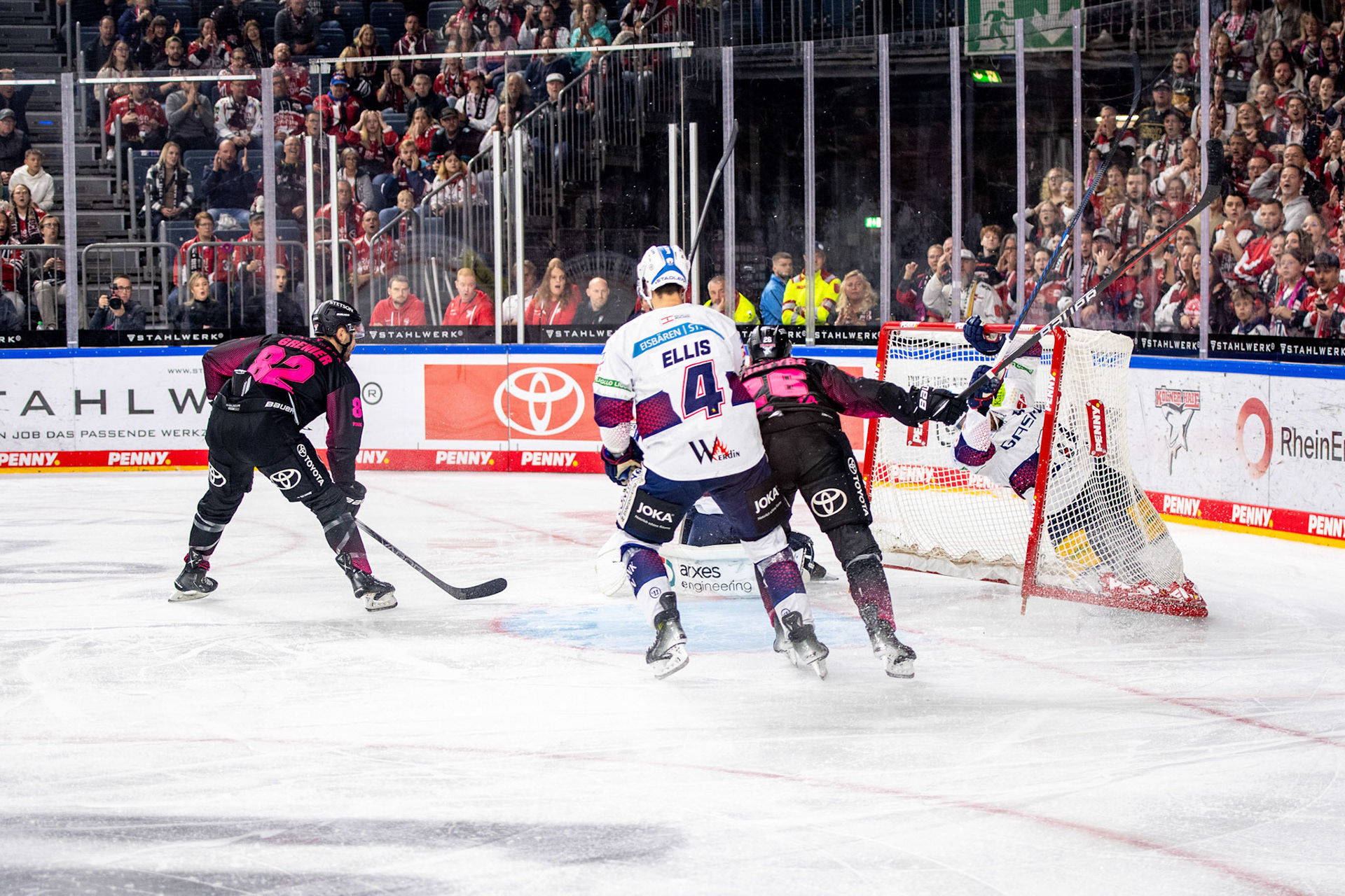 David Mcintyre beim Torschuss; DEL Kölner Haie - Eisbaeren Berlin, 06.10.2023
