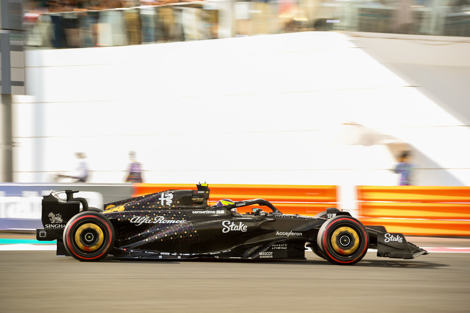 Guanyu Zhou (CHN) Alfa Romeo F1 Team;Formel 1 GP Abu Dhabi. Samstag 25.11.2023
