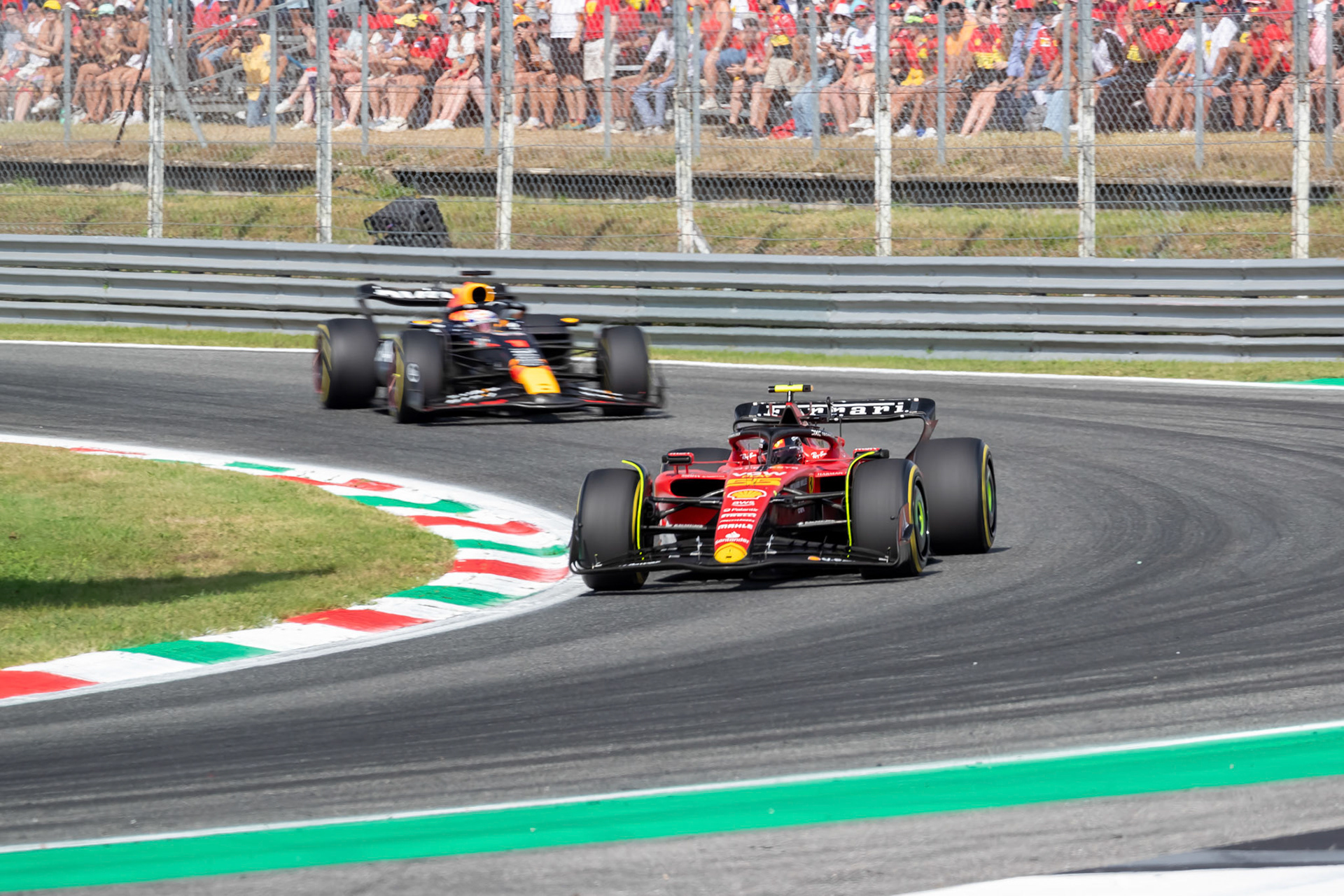 Carlos Sainz (ESP) Scuderia Ferrari fuehrt vor Max Verstappen; Formel 1 GP Italien / Monza. Sonntag, 03.09.2023