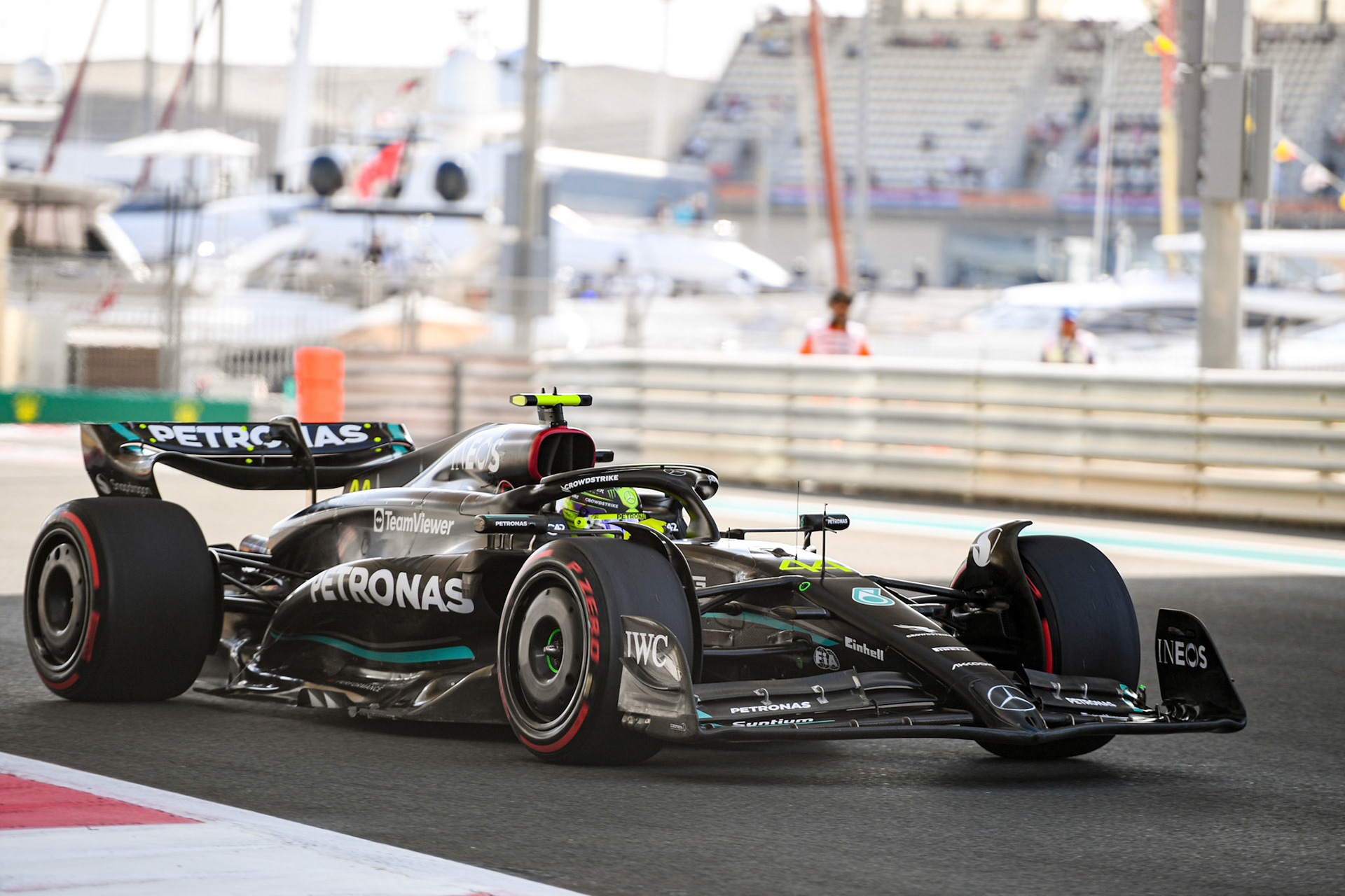 Lewis Hamilton (GBR) Mercedes AMG F1 Team; Formel 1 GP Abu Dhabi. Samstag 25.11.2023