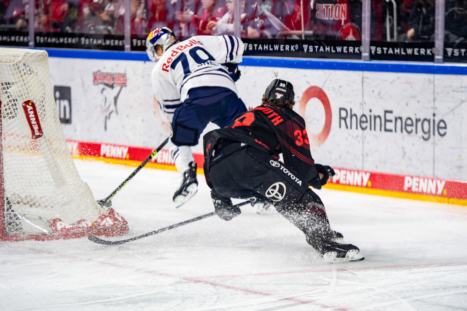 Tim Wohlgemuth im Zweikampf mit Maximilian Daubner; DEL Kölner Haie - EHC Red Bull München, 05.01.2024