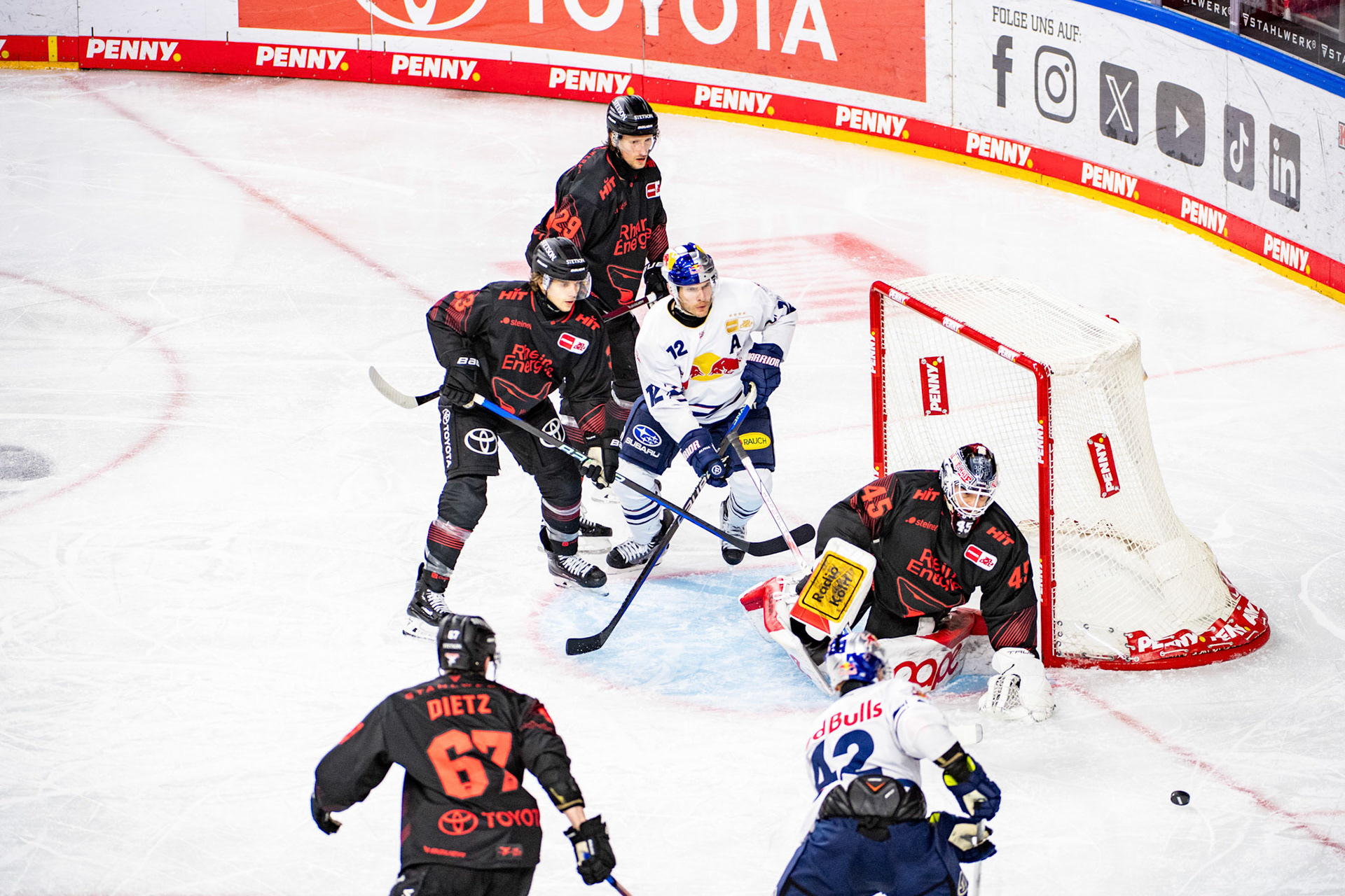 Benjamin Smith, Yasin Ehliz, Stanislav Dietz, Tobias Ancicka, Tim Wohlgemuth, Andrej Sustr; DEL Kölner Haie - EHC Red Bull München, 05.01.2024