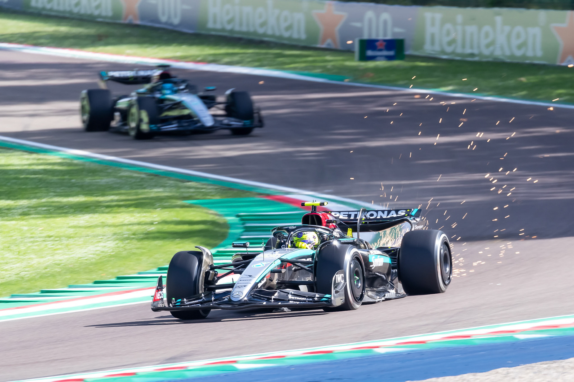 Lewis Hamilton #44, Mercedes-AMG Petronas F1 Team und George Russell #63, Mercedes-AMG Petronas F1 Team; F1 GP Imola / Italien Freitag, 17.05.2024