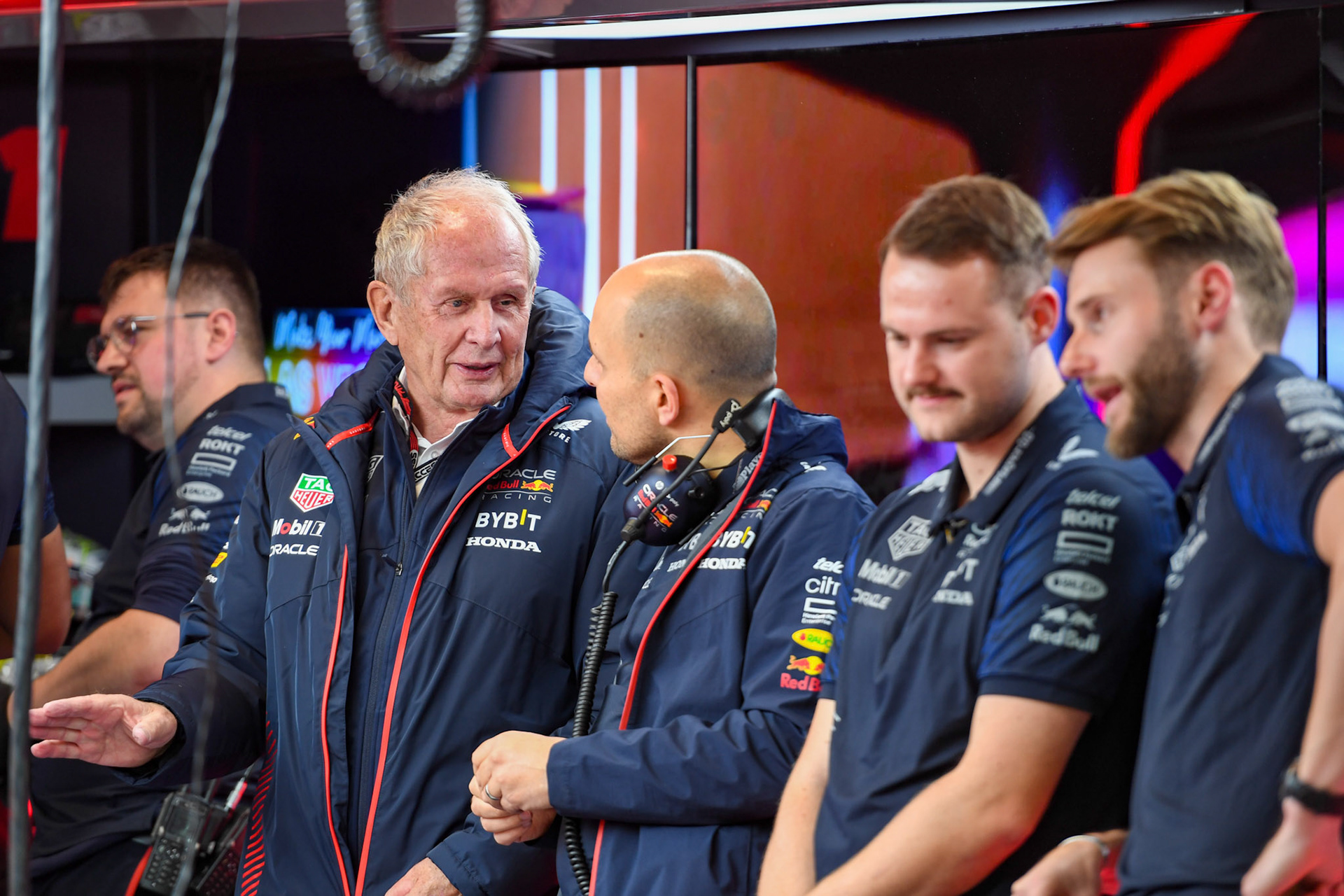 Dr. Helmut Marko im Gespräch mit Gianpiero Lambiase, Formel 1 GP USA Las Vegas. Samstag 18.11.2023