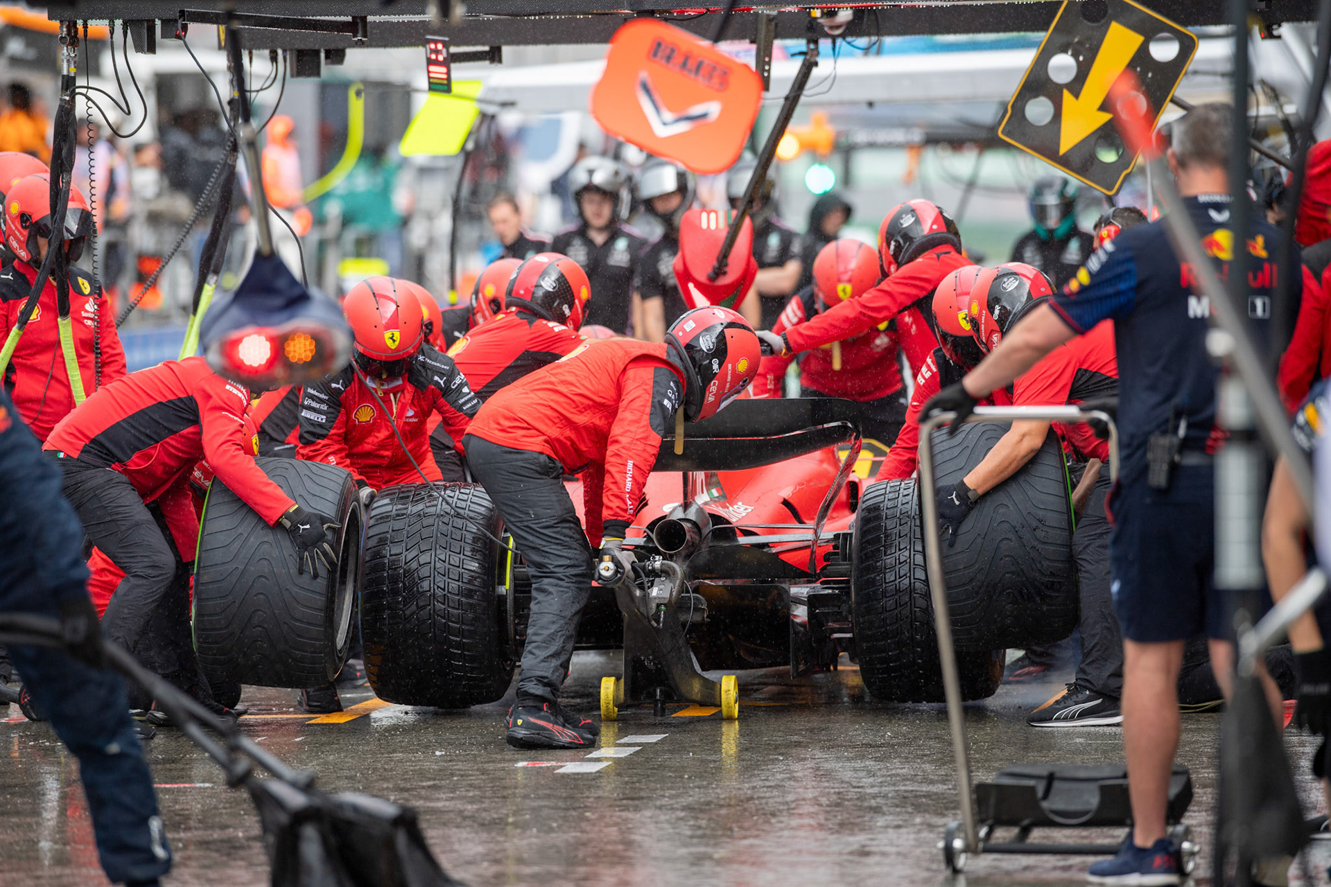 Charles Leclerc (MCO) Boxenstop Scuderia Ferrari;Formel 1 GP Holland / Zandvoort. Samstag, 26.08.2023
