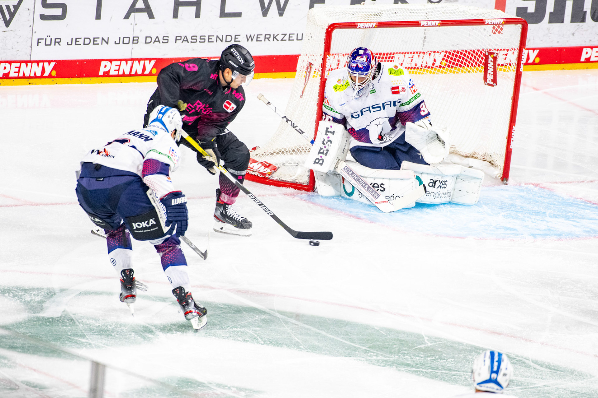 Frederik Storm beim Torschuss; DEL Kölner Haie - Eisbaeren Berlin, 06.10.2023
