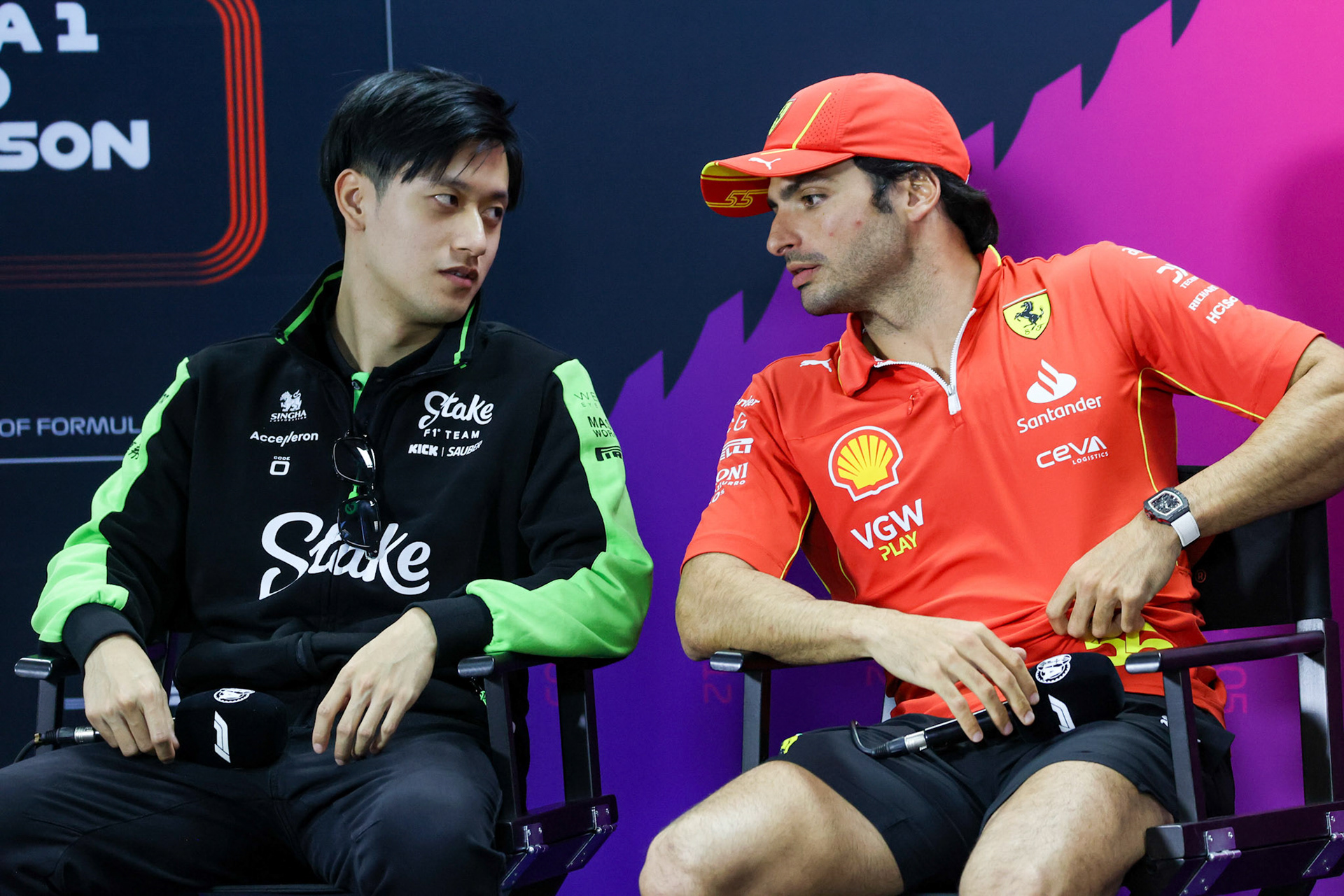 Carlos Sainz #55, Scuderia Ferrari, Guanyu Zhou #24, Stake F1 Team Kick Sauber; Formel 1 Pre-Season Tests Bahrain. Mittwoch, 21.02.2024