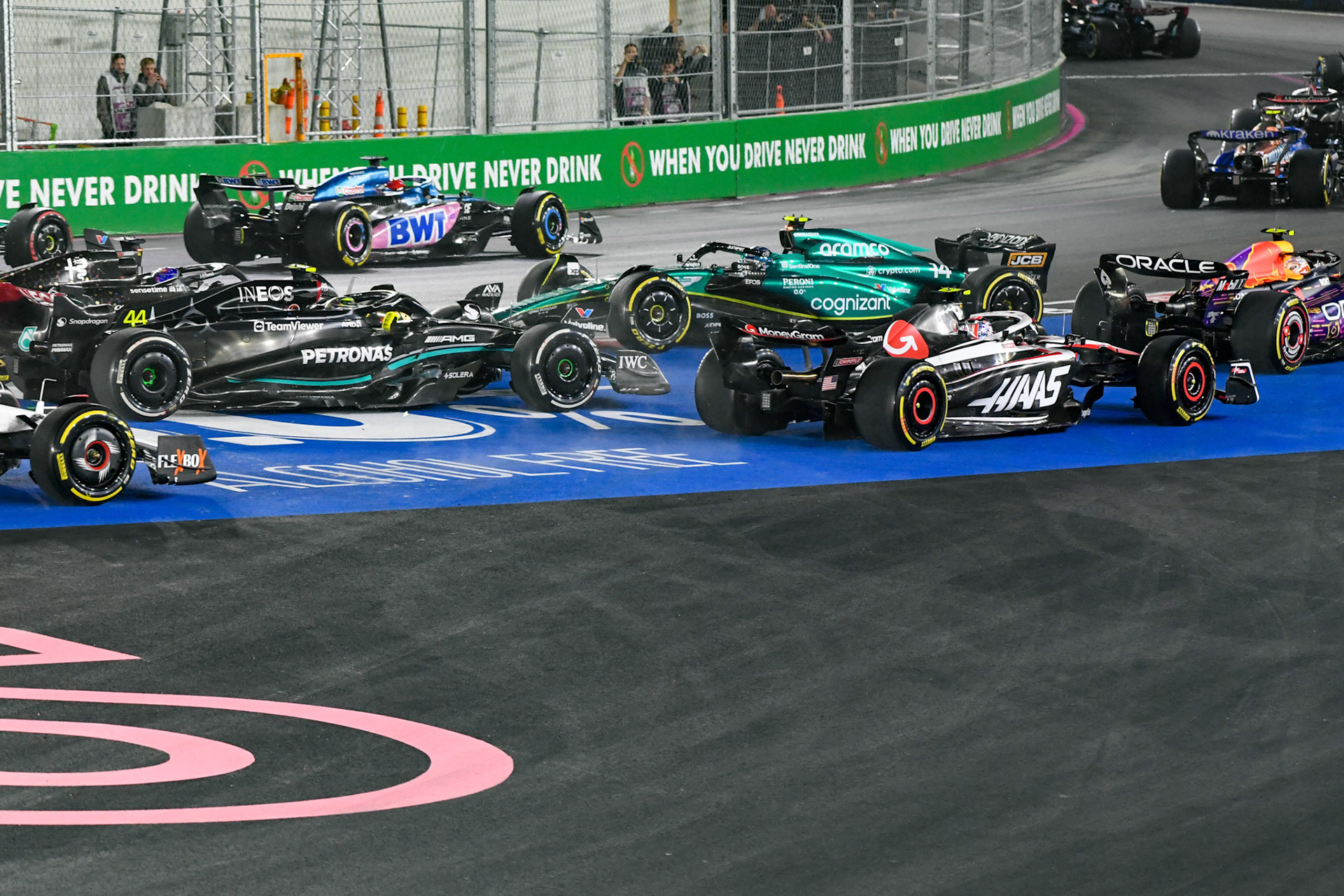 Crash beim Rennstart; Formel 1 GP USA Las Vegas. Sonntag 19.11.2023