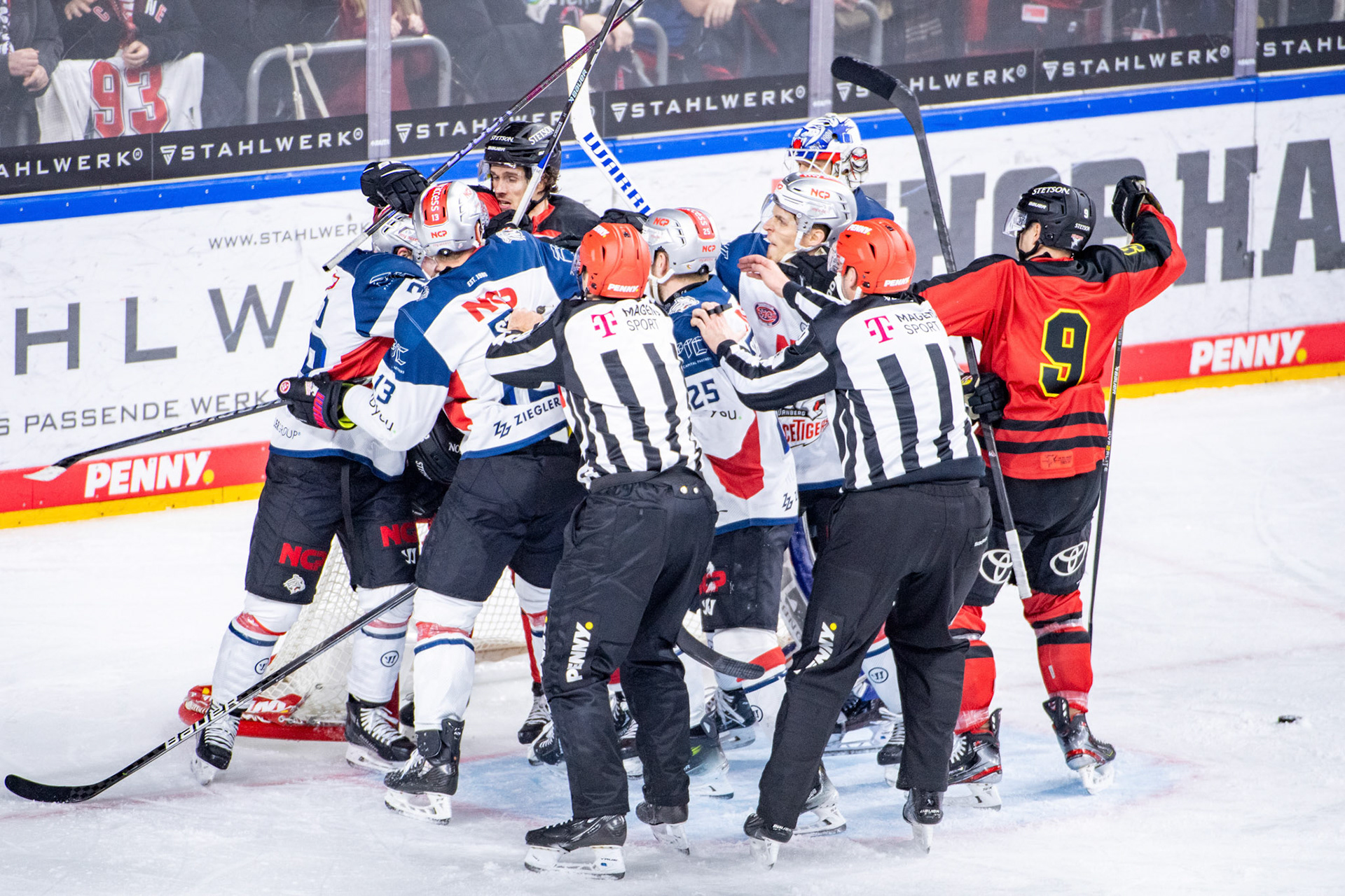 Koelner Haie eine Meinungsverschiedenheit; DEL Kölner Haie - Nürnberg Ice Tigers, 17.12.2023