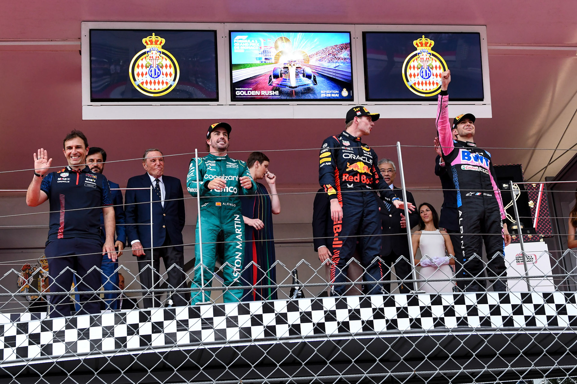 Max Verstappen (NED) Red Bull Racing, Fernando Alonso und Esteban Ocon auf dem Podium; Formel 1 GP Monaco. Sonntag 28.05.2023