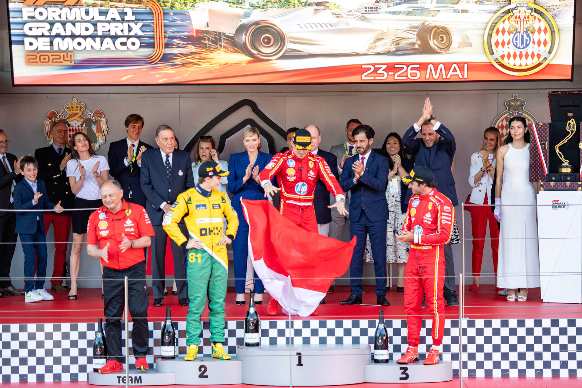 Frederic Vasseur, Teamchef Scuderia Ferrari und Charles Leclerc #16, Scuderia Ferrari und Oscar Piastri #81, McLaren Formula 1 Team und Carlos Sainz #55, Scuderia Ferrari auf dem Podium; Formel1 GP Monaco Sonntag, 26.05.2024