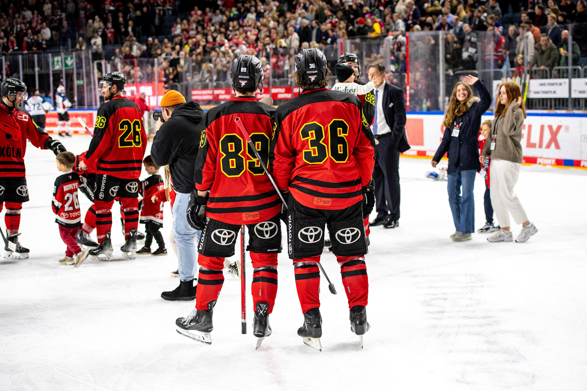 Gregor Macleod und Andreas Thuresson; DEL Kölner Haie - Nürnberg Ice Tigers, 17.12.2023