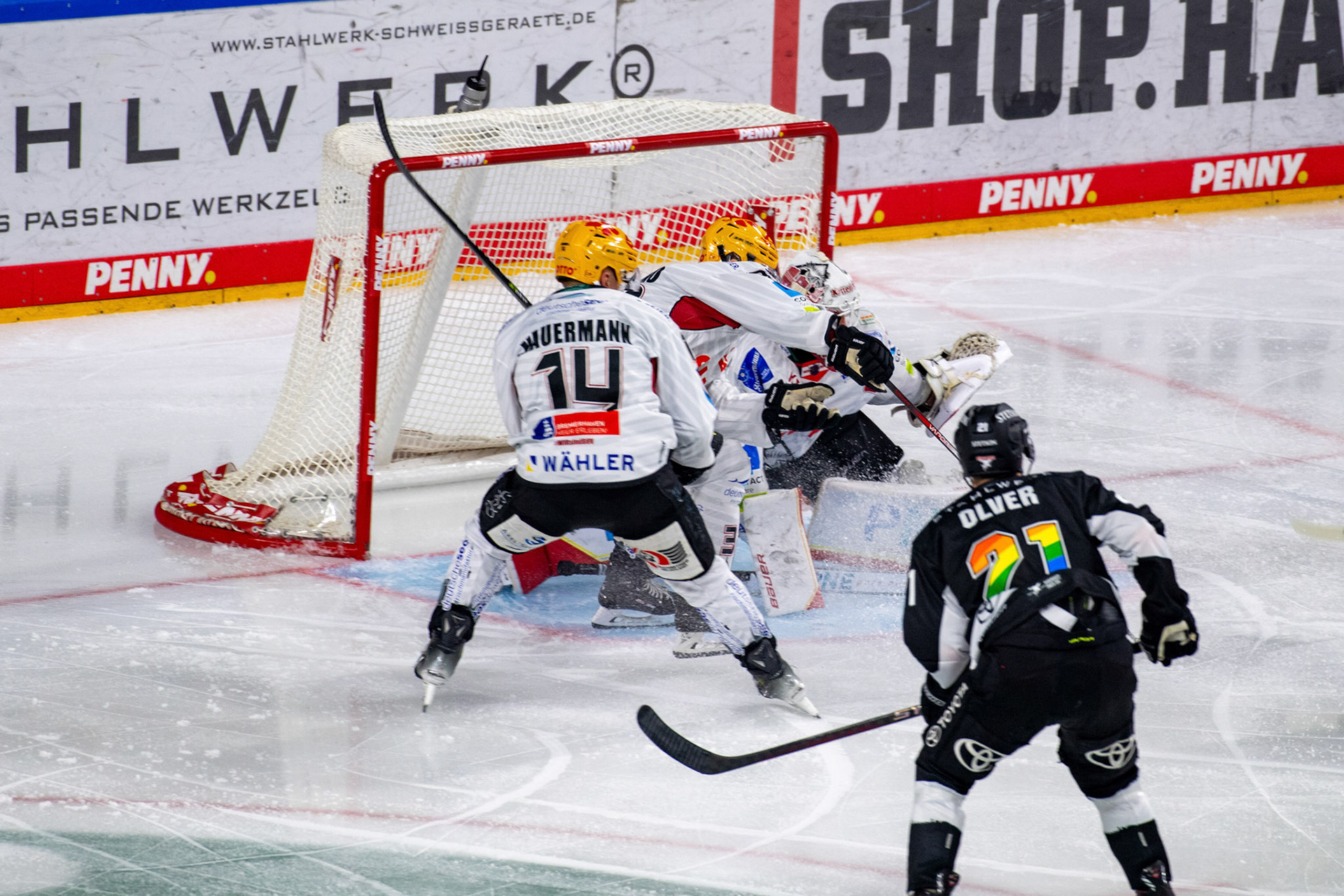 Marc Olver beim Torschuss; DEL Kölner Haie - Bremerhaven Fischtown Pinguins, 01.11.2023
