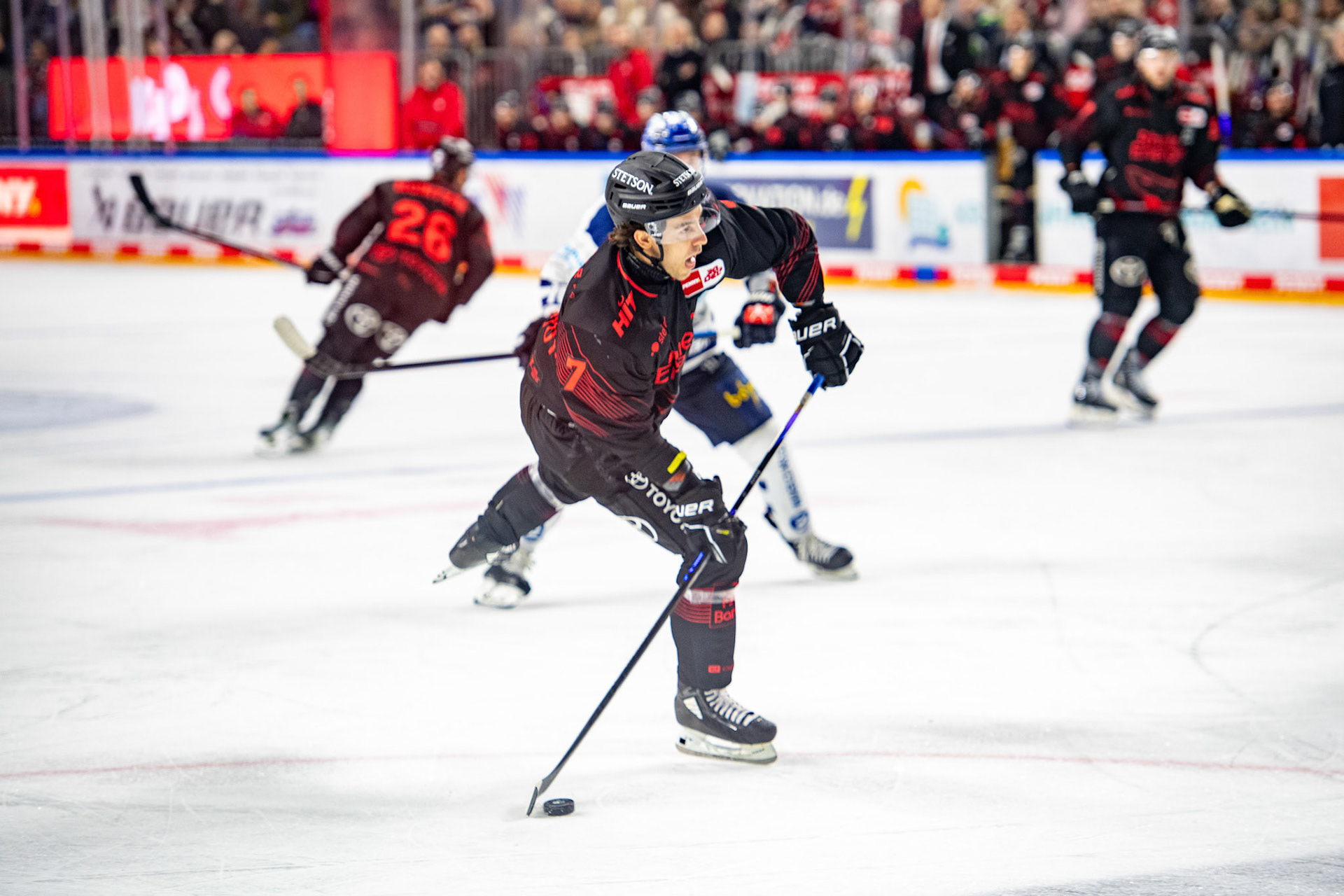 Nicholas Bailen beim Torschuss; DEL Kölner Haie - Iserlohn Roosters, 13.02.2024