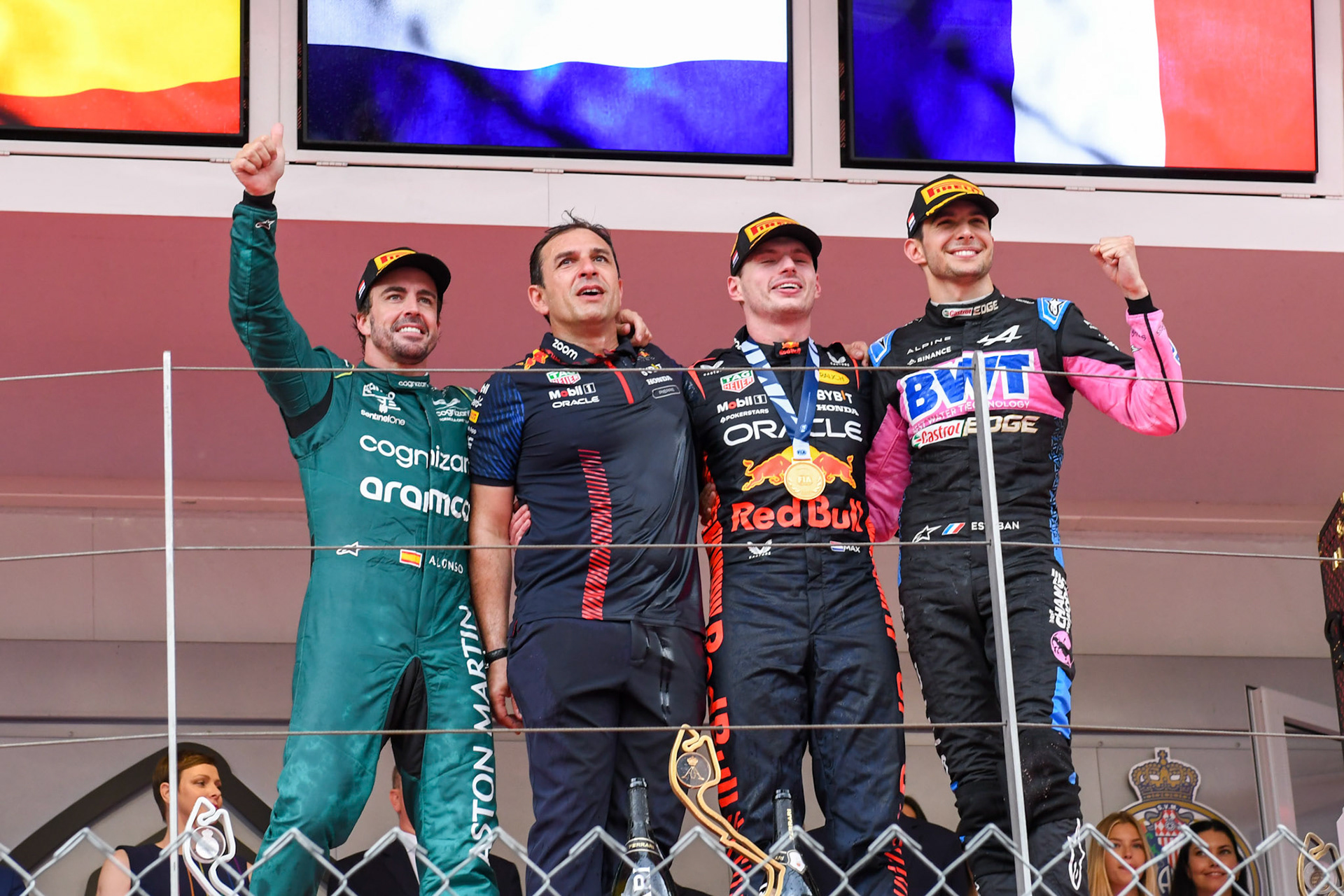 Max Verstappen (NED) Red Bull Racing, Fernando Alonso und Esteban Ocon auf dem Podium; Formel 1 GP Monaco. Sonntag 28.05.2023
