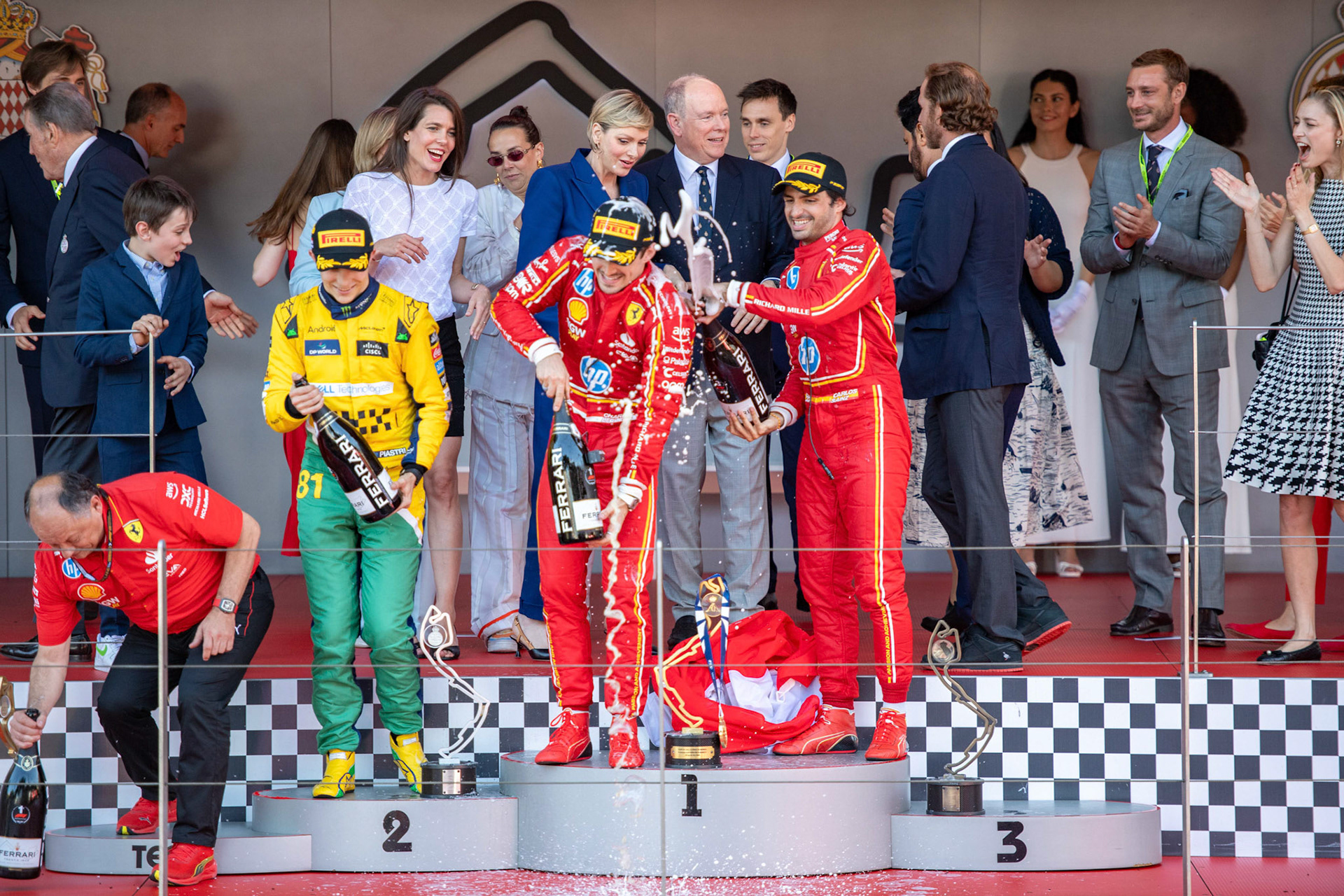 Frederic Vasseur, Teamchef Scuderia Ferrari und Charles Leclerc #16, Scuderia Ferrari und Carlos Sainz #55, Scuderia Ferrari und Oscar Piastri #81, McLaren Formula 1 Team auf dem Podium; Formel1 GP Monaco Sonntag, 26.05.2024