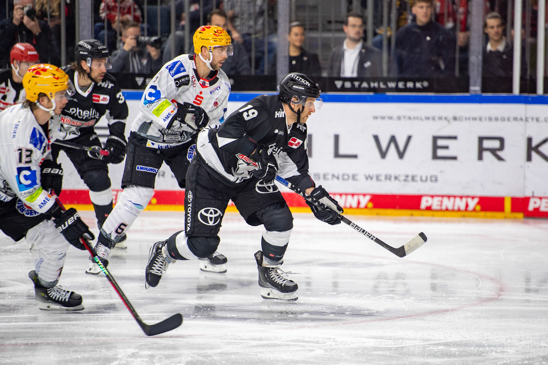 Frederik Storm; DEL Kölner Haie - Bremerhaven Fischtown Pinguins, 01.11.2023
