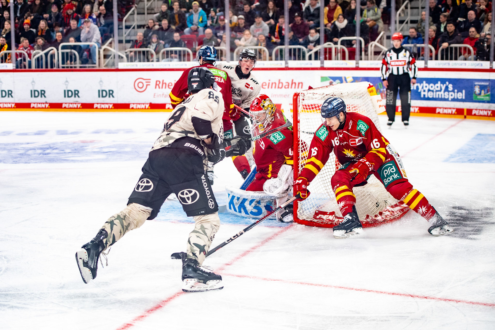 Gregor Macleod beim Torschuss; DEL Düsseldorfer EG - Kölner Haie, 25.02.2024
