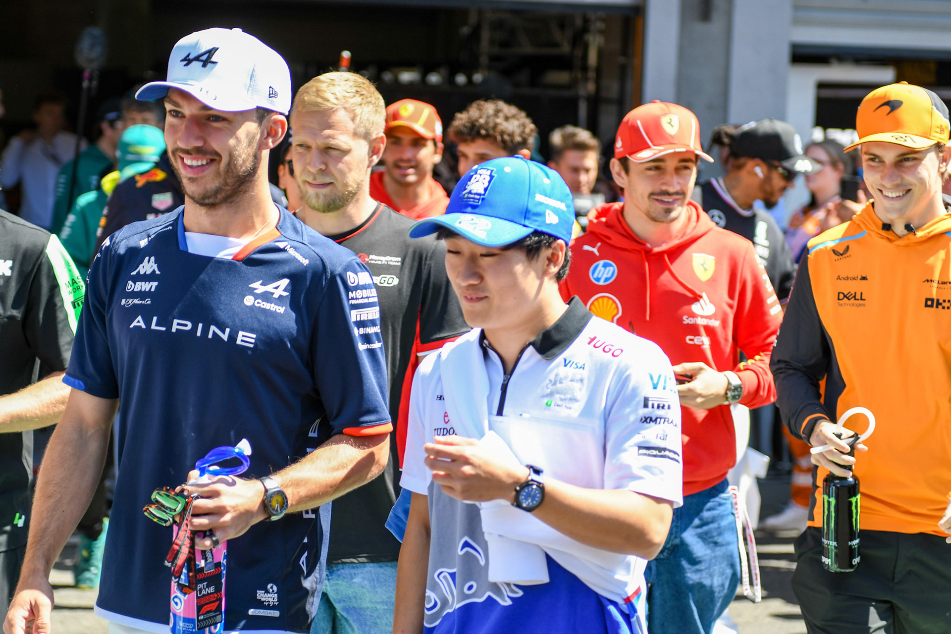 Pierre Gasly #10, BWT Alpine F1 Team und Yuki Tsunoda #22, Visa Cash App RB Formula One Team und Kevin Magnussen #20, MoneyGram Haas F1 Team und Charles Leclerc #16, Scuderia Ferrari und Oscar Piastri #81, McLaren Formula 1 Team;Formel 1 GP Spa / Belgien. Sonntag, 28.07.2024