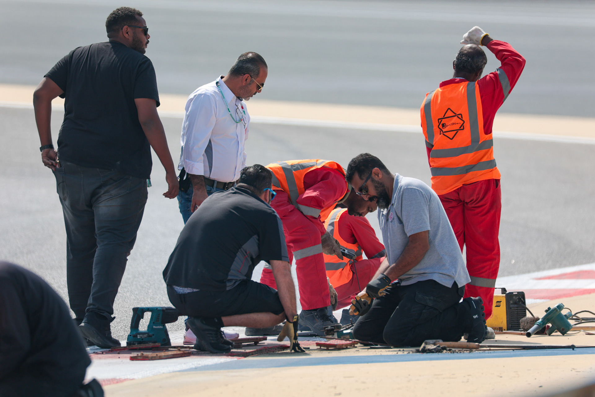 Streckenreparatur in Bahrain; Formel 1 Pre-Season Tests Bahrain. Freitag, 23.02.2024