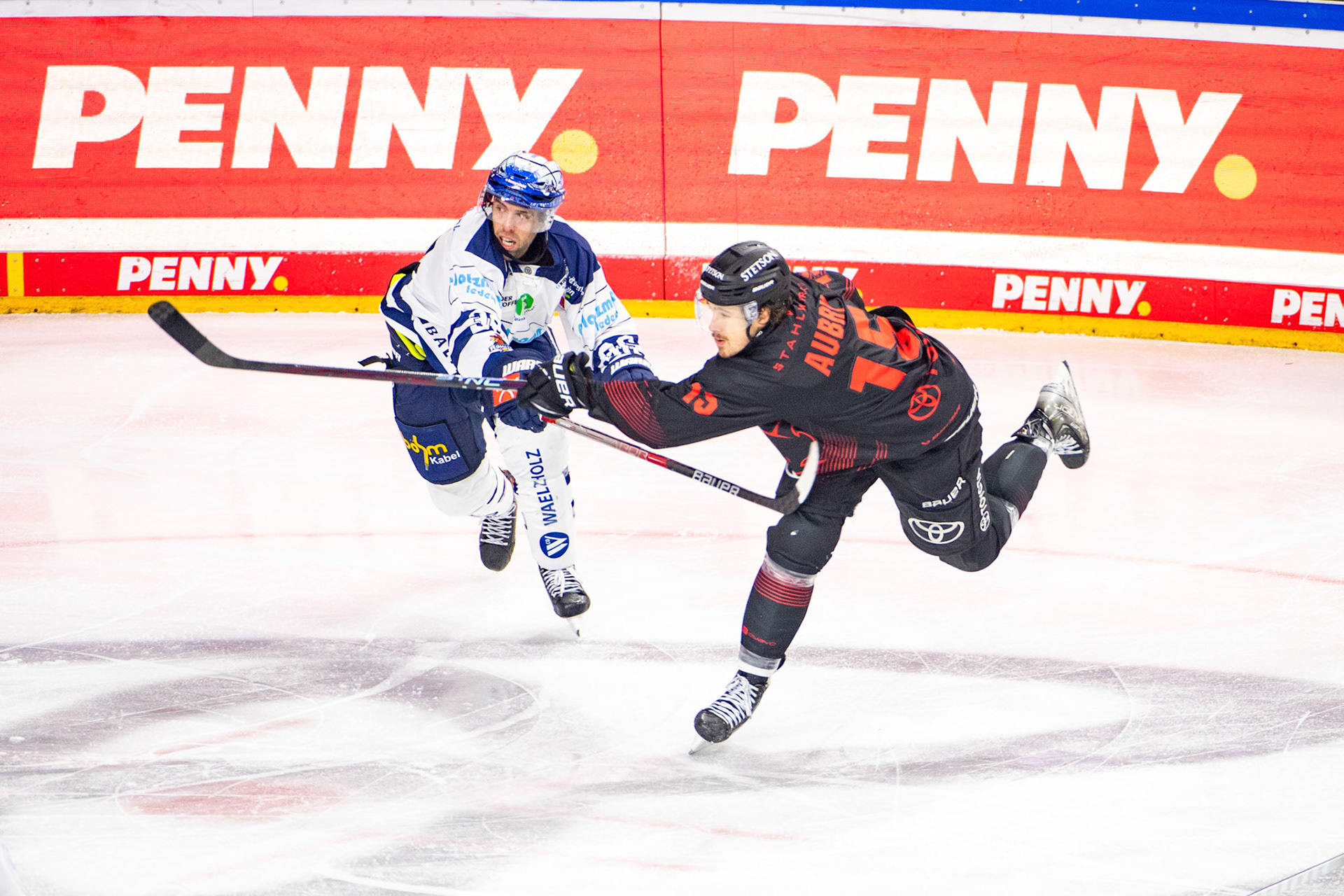 Brandon Gormley im Zweikampf mit Louis Marc Aubry; DEL Kölner Haie - Iserlohn Roosters, 02.01.2024