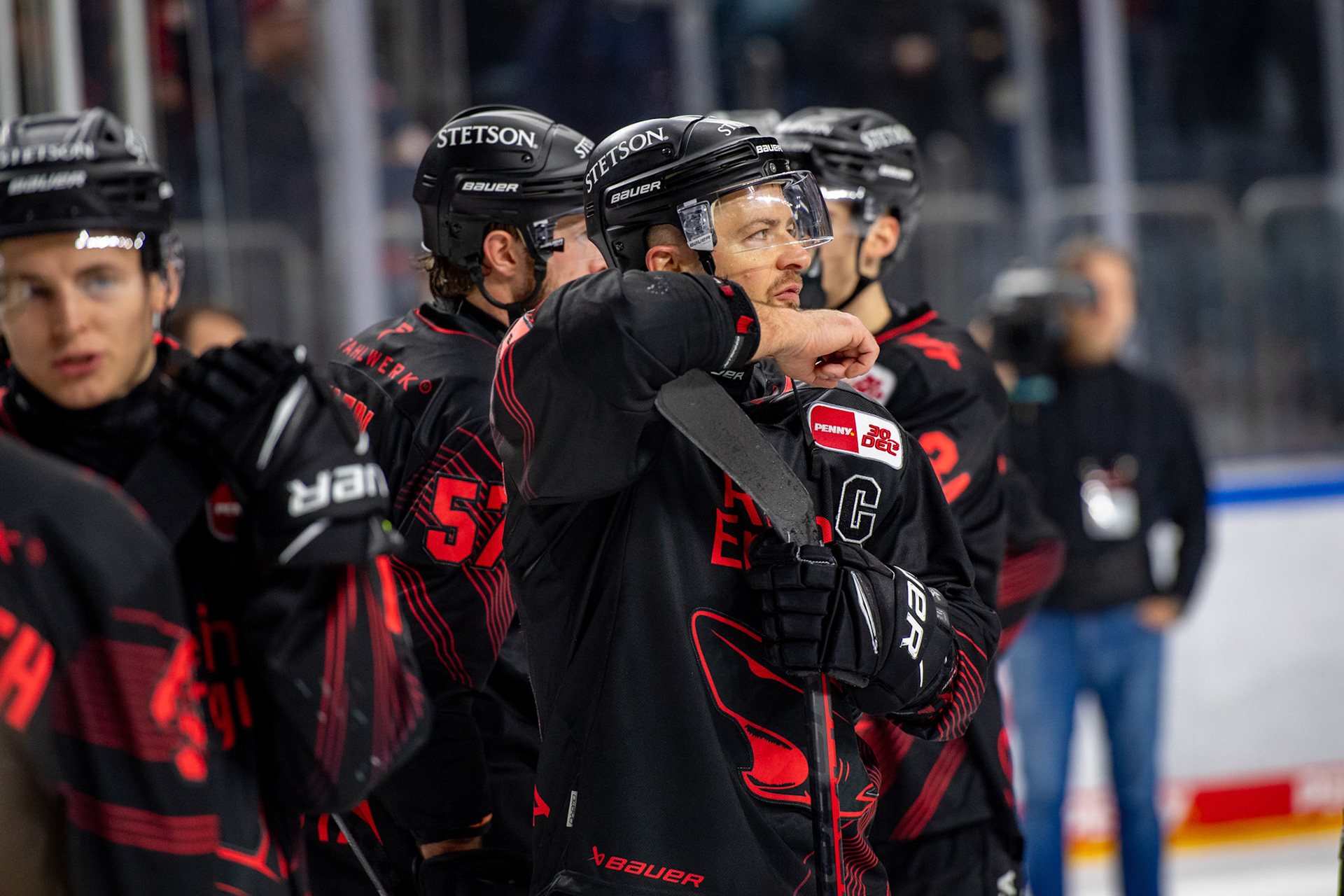 Enttäuscht nach der Niederlage, Moritz Mueller; DEL Kölner Haie - EHC Red Bull München, 05.01.2024
